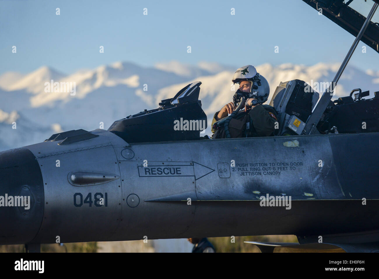 Eine f-16 Fighting Falcon Flugzeug Jagdflieger zur 480th Expeditionary Fighter Squadron versetzt befestigt seine Atemmaske an seinem Helm 30. Januar 2015, während einer fliegenden Training Bereitstellung an der Bucht von Souda, Griechenland. Das Flugzeug führte die Ausbildung im Rahmen des bilateralen Einsatz zwischen der griechischen und US Air forces, Interoperabilität zu entwickeln und den Zusammenhalt zwischen den zwei NATO-Partnern. Stockfoto