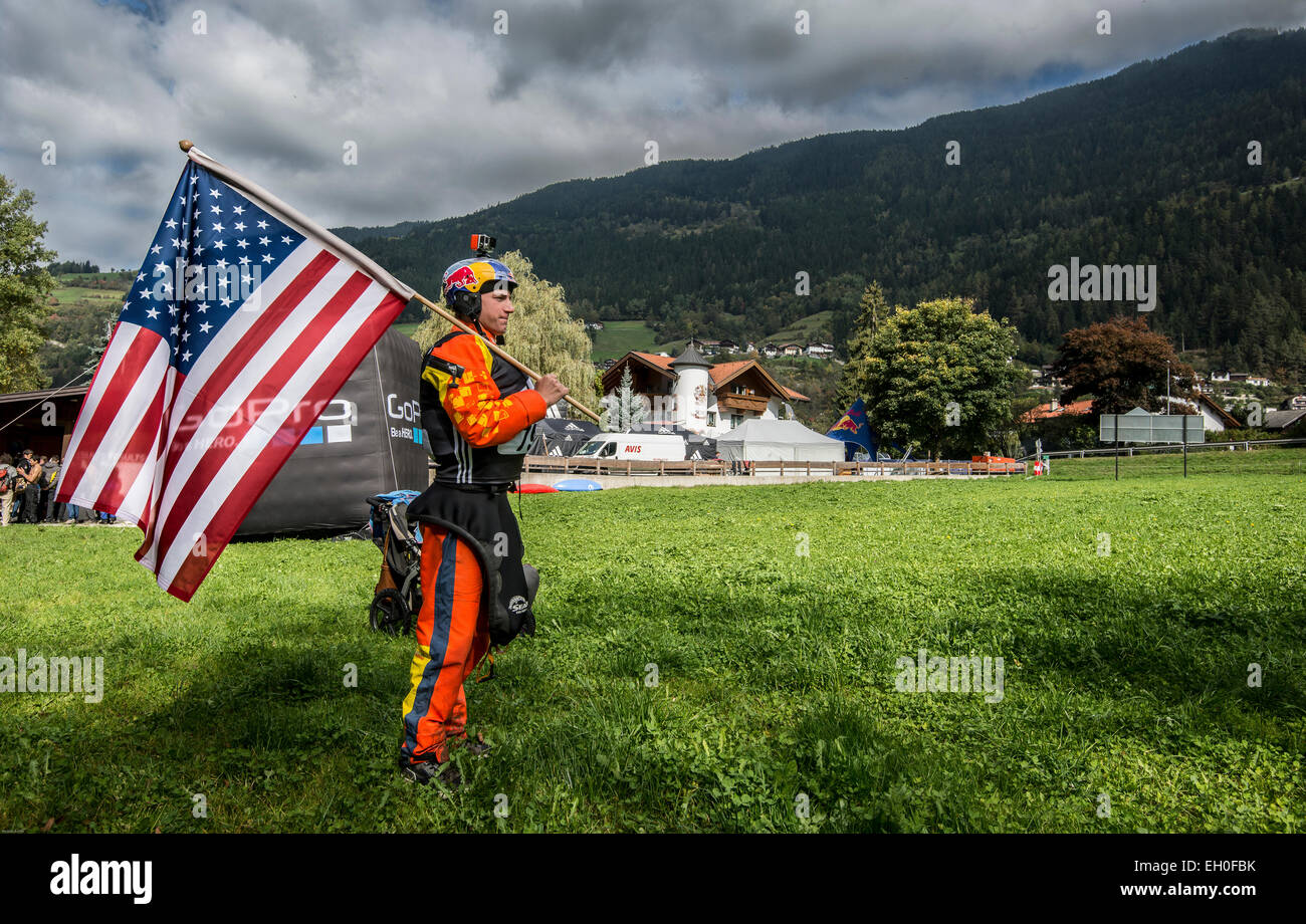 Red Bull gesponserten Kajakfahrer Dane Jackson (USA) eine US-amerikanische Flagge über der Schulter tragen, während die Adidas Sickline Extreme Stockfoto