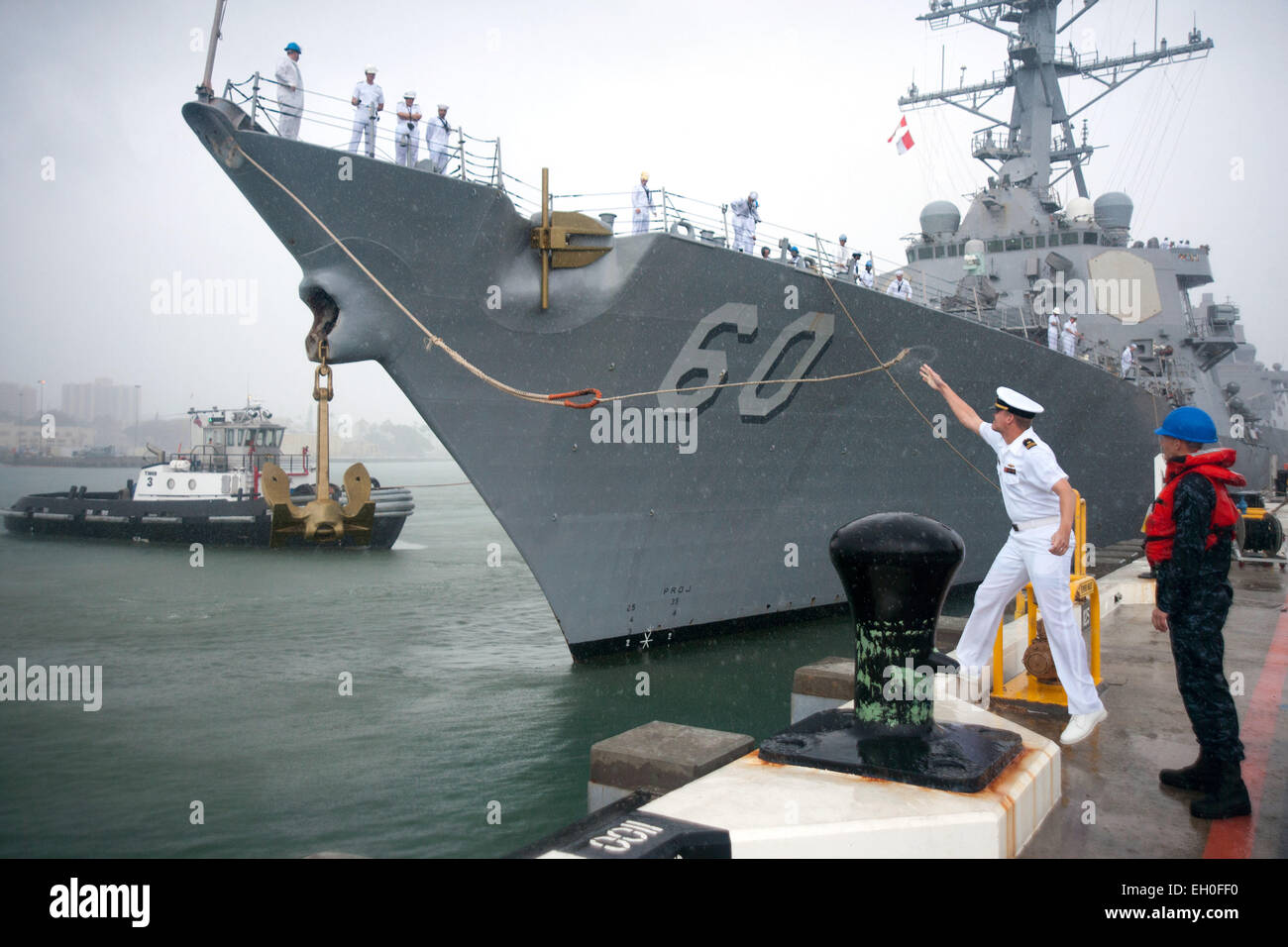 PEARL HARBOR (14. Februar 2015) Lt. Erik Guiremand, ehemals zugewiesen geführte Flugkörper Zerstörer USS Paul Hamilton (DDG-60), wirft eine Linie, wie das Schiff von gemeinsamen Basis Pearl Harbor-Hickam für eine geplante selbständigen Einsatz an den Persischen Golf und westlichen Pazifischen Ozean fährt. Paul Hamilton und seine Mannschaft dirigiert Theater Sicherheitskooperation und maritime Präsenz Operationen mit Partnerstaaten. Stockfoto