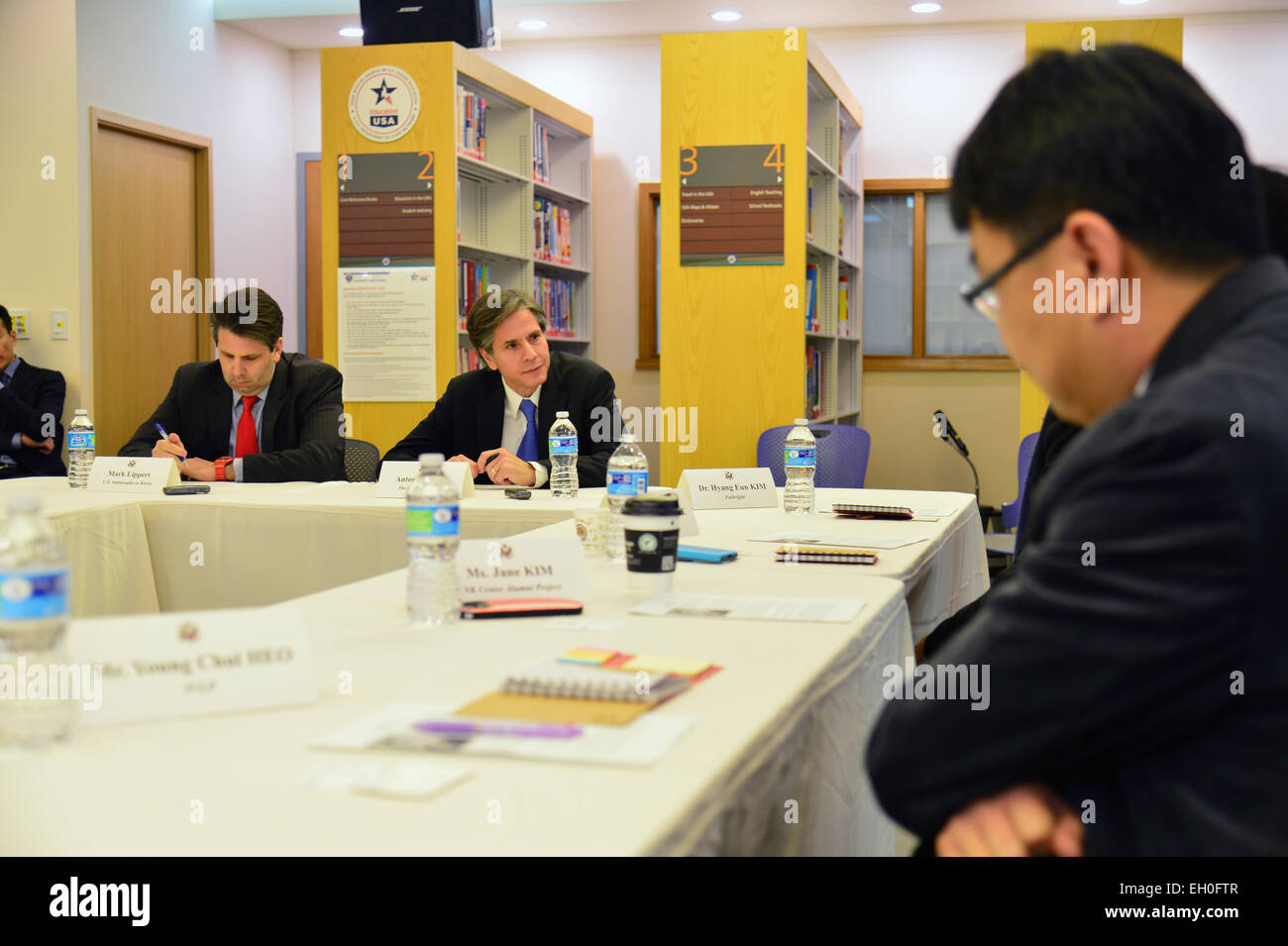 Deputy Secretary Of State Antony "Tony" Blinken und US-Botschafter in der Republik Korea teilnehmen an einen runden Tisch mit Austausch Alumni und junge Führungskräfte bei American Center Korea in Seoul am 10. Februar 2015. in Seoul, Südkorea, am 10. Februar 2015. Stockfoto