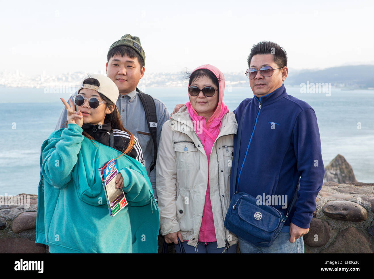 Asiatische Familie, Familie Fotos, für Fotografie, Touristen, Besucher posieren, nördlich der Golden Gate Bridge, Vista Point, Stadt Sausalito, Kalifornien Stockfoto