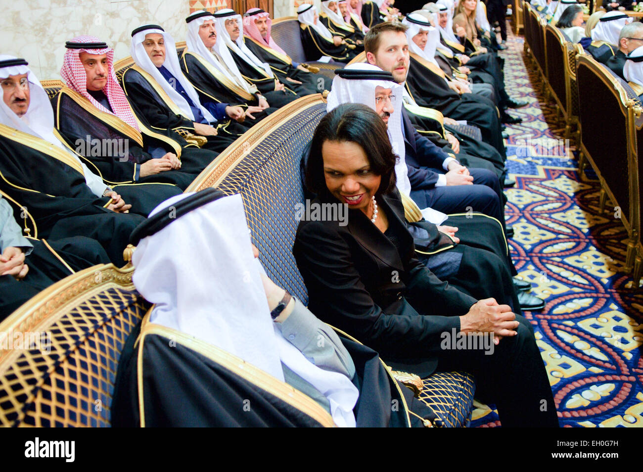 Ehemalige US-Außenministerin Condoleezza Rice plaudert mit einem Mitglied der saudischen Königsfamilie nach erfreut über den neuen König Salman von Saudi Arabien im Erqa königlichen Palast in Riyadh, Saudi Arabien, am 27. Januar 2015, und nach seinem Eintritt Präsident Obama, First Lady Michelle Obama, US-Außenminister John Kerry und andere Würdenträger Beileid an die späten König Abdullah zu erweitern. Stockfoto
