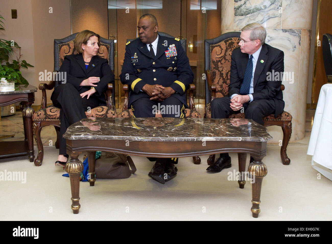 Homeland Security Adviser Lisa Monaco, CENTCOM Kommandant Armee General Lloyd Austin und ehemaligen National Security Adviser Stephen Hadley chat zur King Khaled International Airport, Ankunft in Riyadh, Saudi Arabien, Präsident Obama am 27. Januar 2015, um Beileid aus dem späten König Abdullah und appelliere an und treffen Sie sich mit dem neuen König Salman warten. Stockfoto