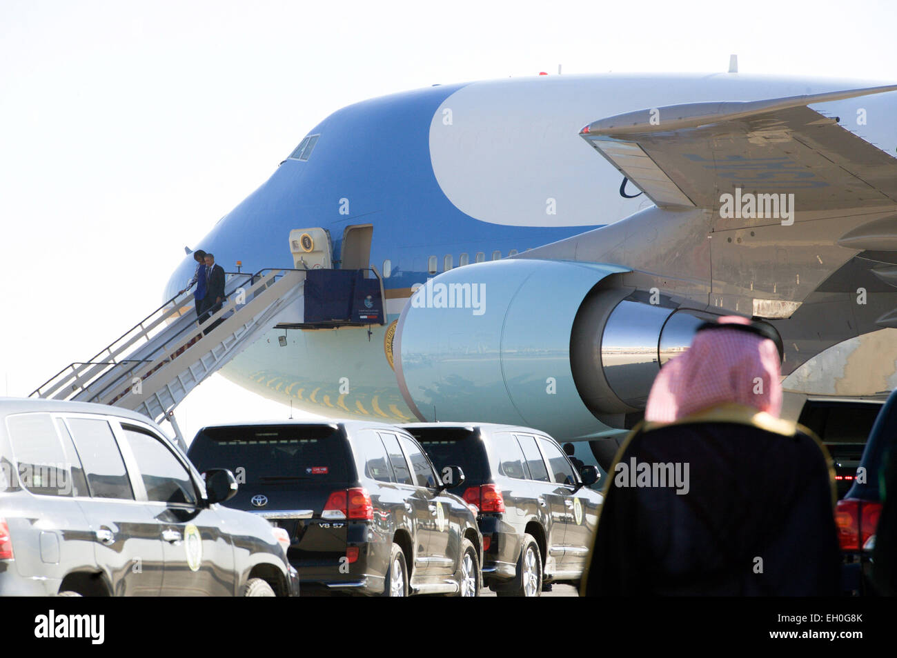 Präsident Obama und First Lady Michelle Obama von Bord von Air Force One nach einem Flug von New Delhi, Indien, King Khaled International Flughafen in Riyadh, Saudi Arabien, am 27. Januar 2015, so sie, US-Außenminister John Kerry und andere Würdenträger konnte Beileid aus dem späten König Abdullah und appelliere an und treffen Sie sich mit dem neuen König Salman. Stockfoto