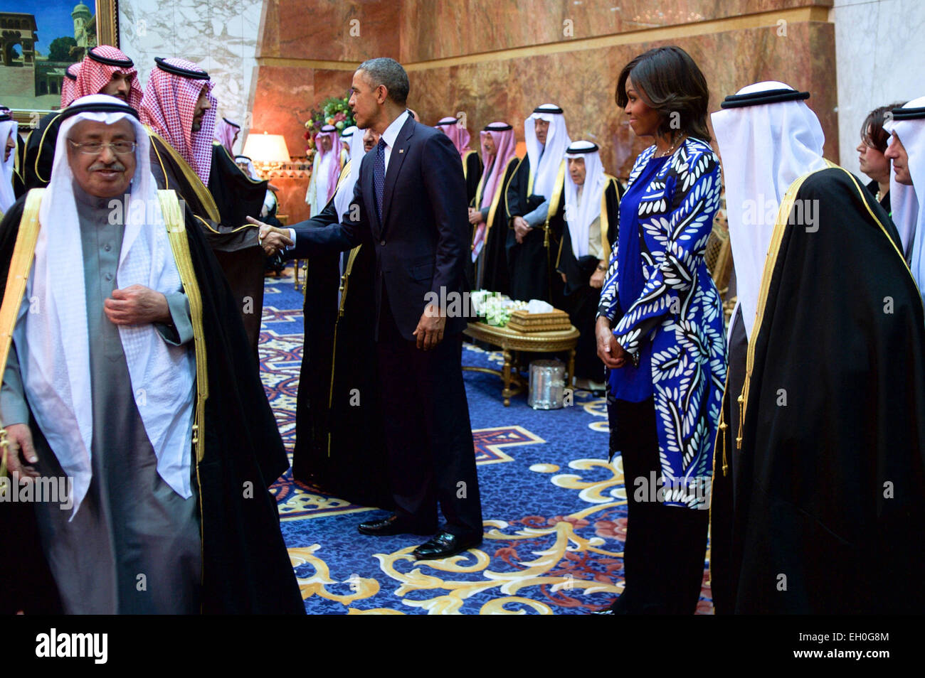 Präsident Obama und First Lady Michelle Obama, zusammen mit dem neuen König Salman aus Saudi Arabien, shake Hands mit Mitgliedern der saudischen Königsfamilie im Erqa königlichen Palast in Riyadh, Saudi Arabien, am 27. Januar 2015, als sie, US-Außenminister John Kerry und andere Würdenträger erweiterte Beileid an die späten König Abdullah und rufe und traf sich mit König Salman. Stockfoto