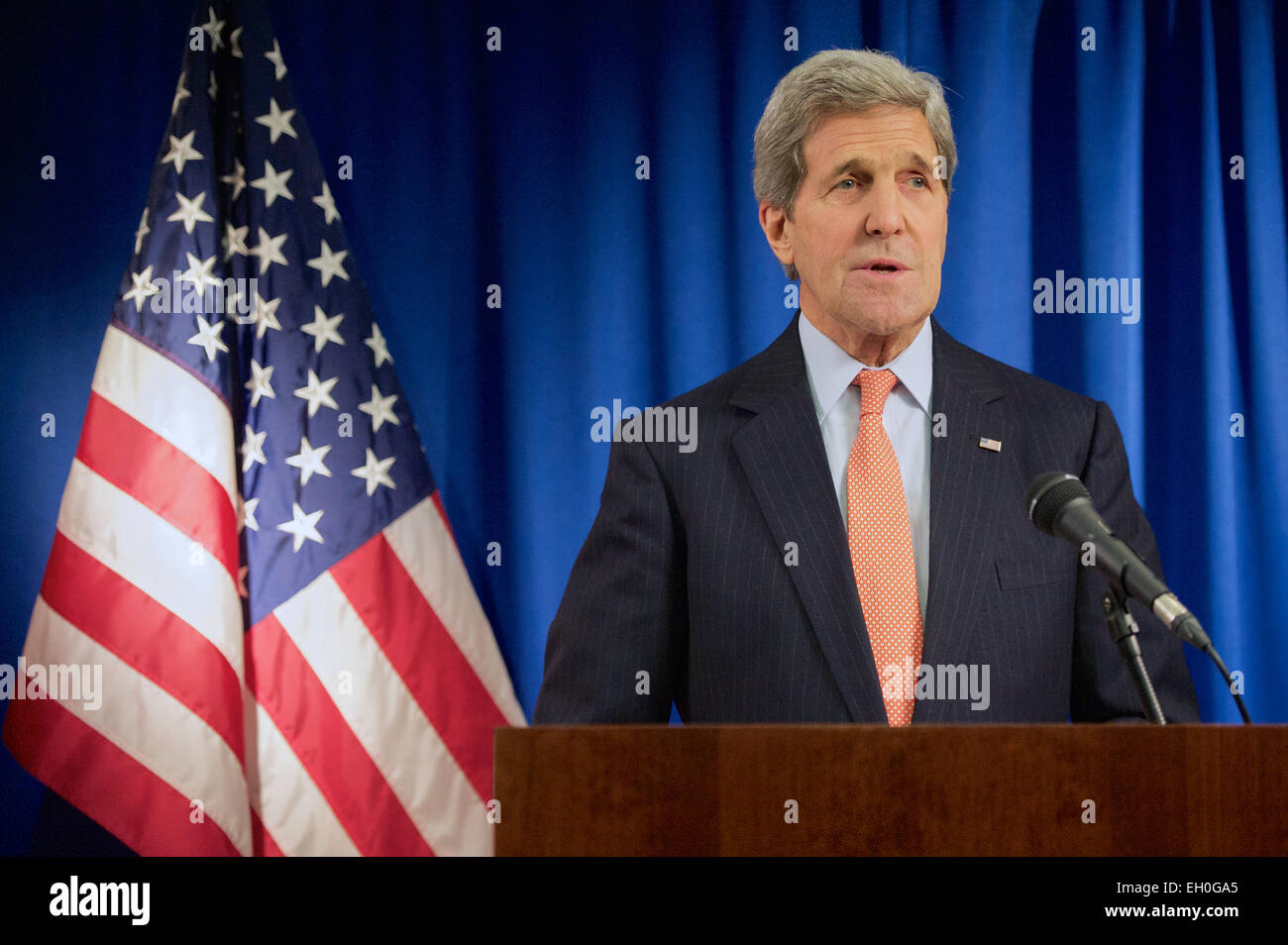 US-Außenminister John Kerry befasst sich Journalisten in London, Vereinigtes Königreich, am 21. Februar 2015, nach Treffen mit britischen Foreign Secretary Philip Hammond und halten Diskussionen über die Anti-ISIL-Koalition und die Lage in der Ukraine konzentriert. Stockfoto