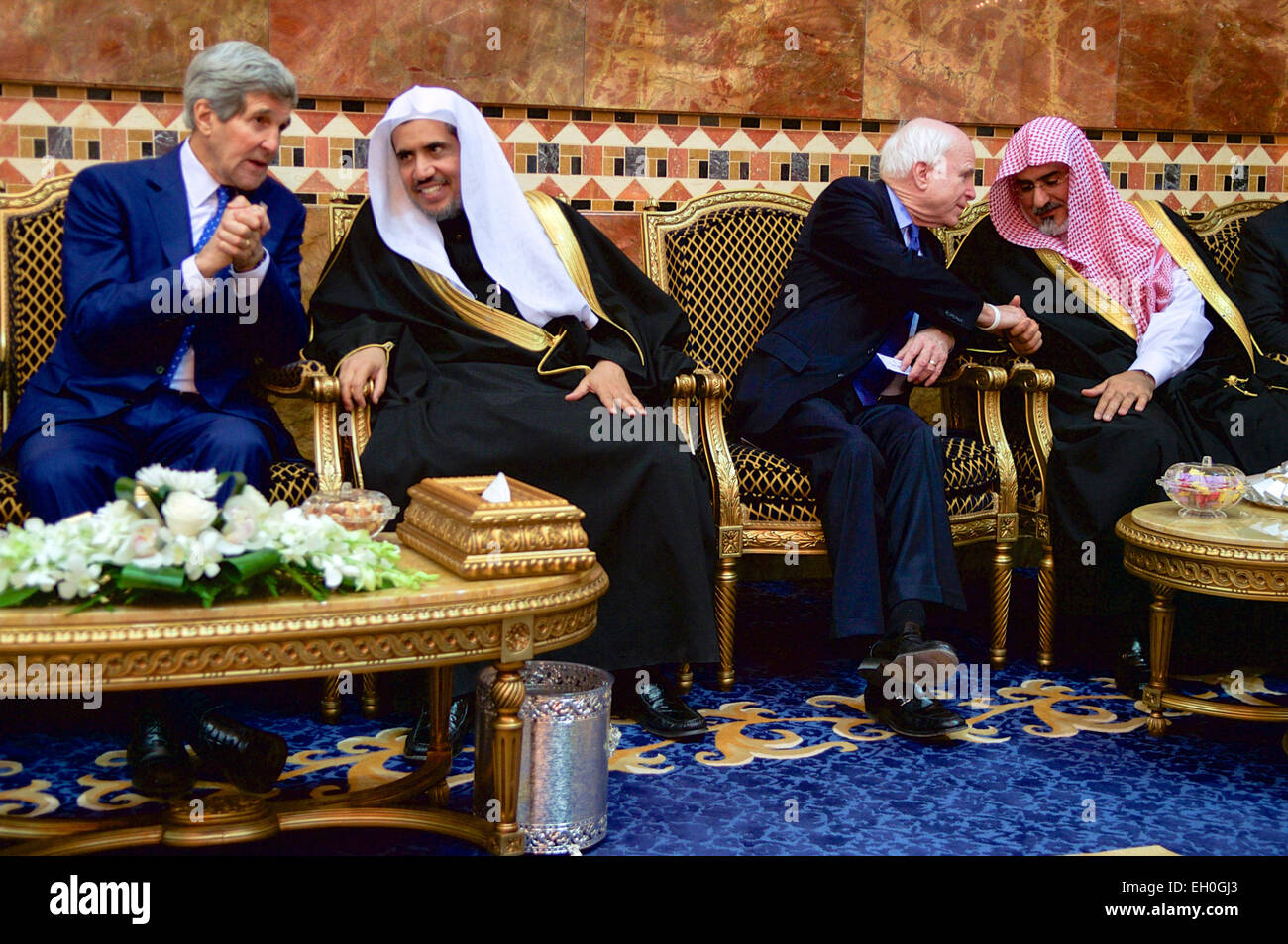 US-Außenminister John Kerry und US-Senator John McCain von Arizona Chat mit Mitgliedern der saudischen Königsfamilie nach der Begrüßung der neuen König Salman von Saudi Arabien im Erqa königlichen Palast in Riyadh, Saudi Arabien, am 27. Januar 2015, und nach seinem Eintritt Präsident Obama, First Lady Michelle Obama und andere Würdenträger Beileid an die späten König Abdullah zu erweitern. Stockfoto