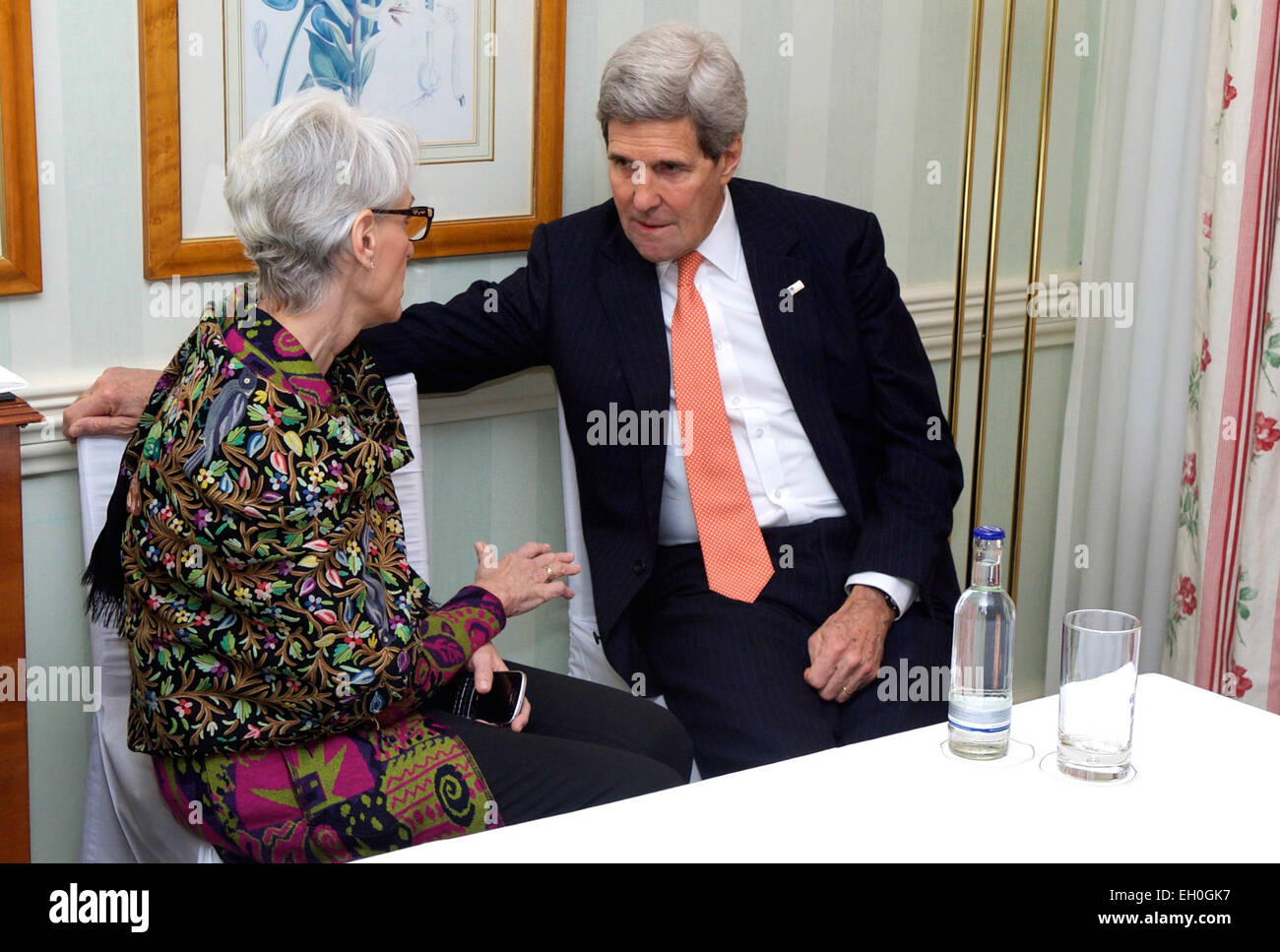US-Außenminister John Kerry plaudert mit Under Secretary Of State für politische Angelegenheiten Wendy Sherman vor einem bilateralen Treffen mit Republik von Korea Außenminister Yun Byung-Se am 7. Februar 2015, in München, am Rande der Münchner Sicherheitskonferenz. Stockfoto