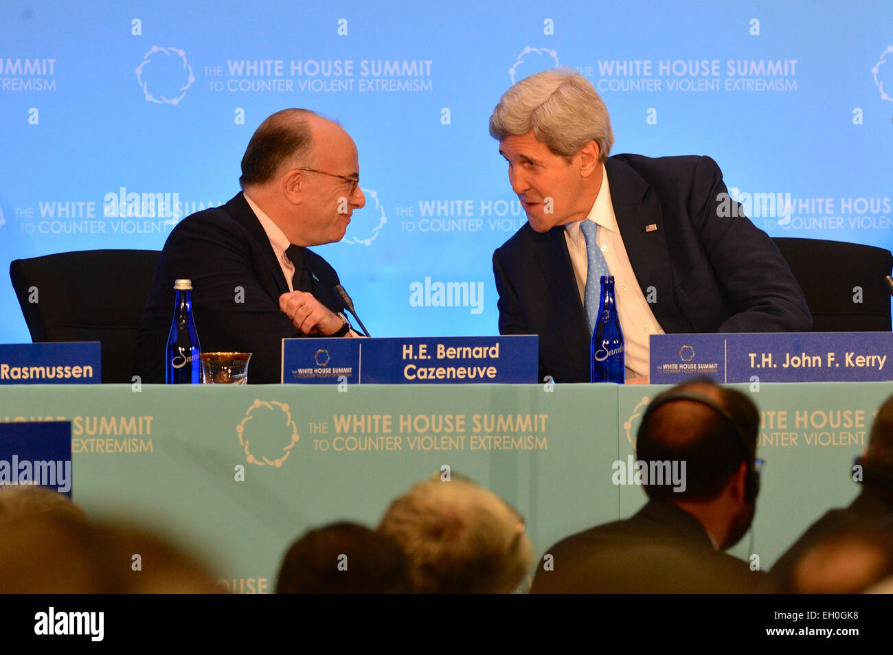 US-Außenminister John Kerry verleiht mit französische Innenminister Bernard Cazeneuve während des weißen Hauses Gipfels Zähler gewalttätigen Extremismus erste Sitzung--Verständnis gewalttätigen Extremismus heute--an das US-Außenministerium in Washington, DC, 19. Februar 2015. Stockfoto