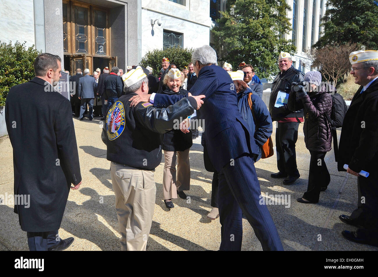 US-Außenminister John Kerry schüttelt Hände mit Massachusetts Mitglieder des Arbeitskreises Disabled American Veterans auf dem Capitol Hill in Washington, D.C., am 24. Februar 2015, nach vor dem Senatsausschuss Mittel auf ausländische Geschäftsbetriebe und einem späteren Auftritt vor dem Senate Foreign Relations Committee bezeugen. Stockfoto