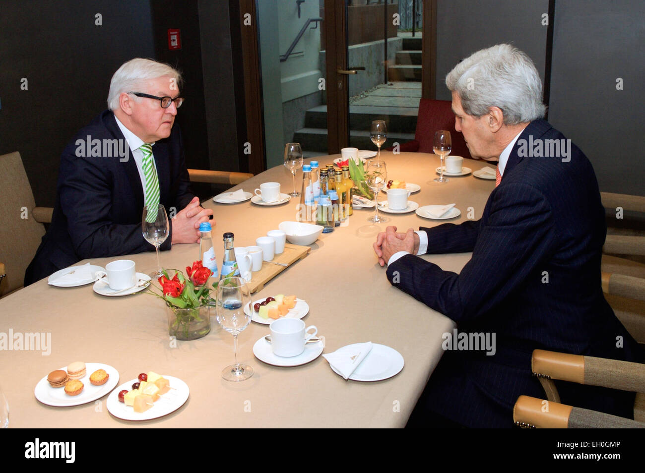 US-Außenminister John Kerry plaudert-eins mit deutschen ausländischen Frank-Walter Steinmeier vor einem P3 + 1 Sitzung konzentrierte sich auf die Ukraine, Syrien und anderen internationalen Themen auf 7. Februar 2015, am Rande der Münchner Sicherheitskonferenz in München. Stockfoto