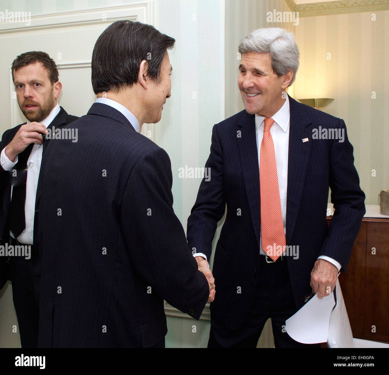 US-Außenminister John Kerry grüßt Republik von Korea Außenminister Yun Byung-Se vor einem bilateralen Treffen am 7. Februar 2015, in München, am Rande der Münchner Sicherheitskonferenz. Stockfoto