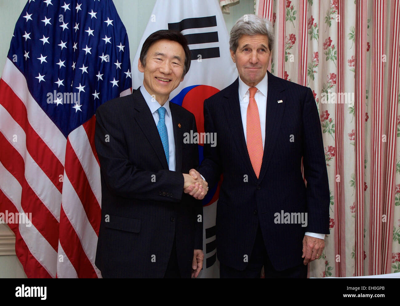 US-Außenminister John Kerry schüttelt Hände mit Republik von Korea Außenminister Yun Byung-Se vor einem bilateralen Treffen am 7. Februar 2015, in München, am Rande der Münchner Sicherheitskonferenz. Stockfoto