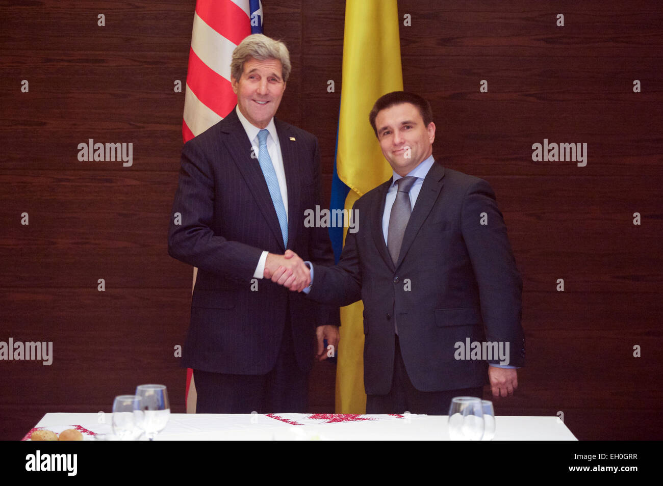 US-Außenminister John Kerry schüttelt Hände mit ukrainischen Außenminister Pavlo Klimkin vor einem Arbeitsessen in Kiew, Ukraine, am 5. Februar 2015, als die Sekretärin eine Runde treffen mit ihm gehalten, Präsident Petro Poroshenko und Premierminister Arseniy Yatsenyuk. Stockfoto