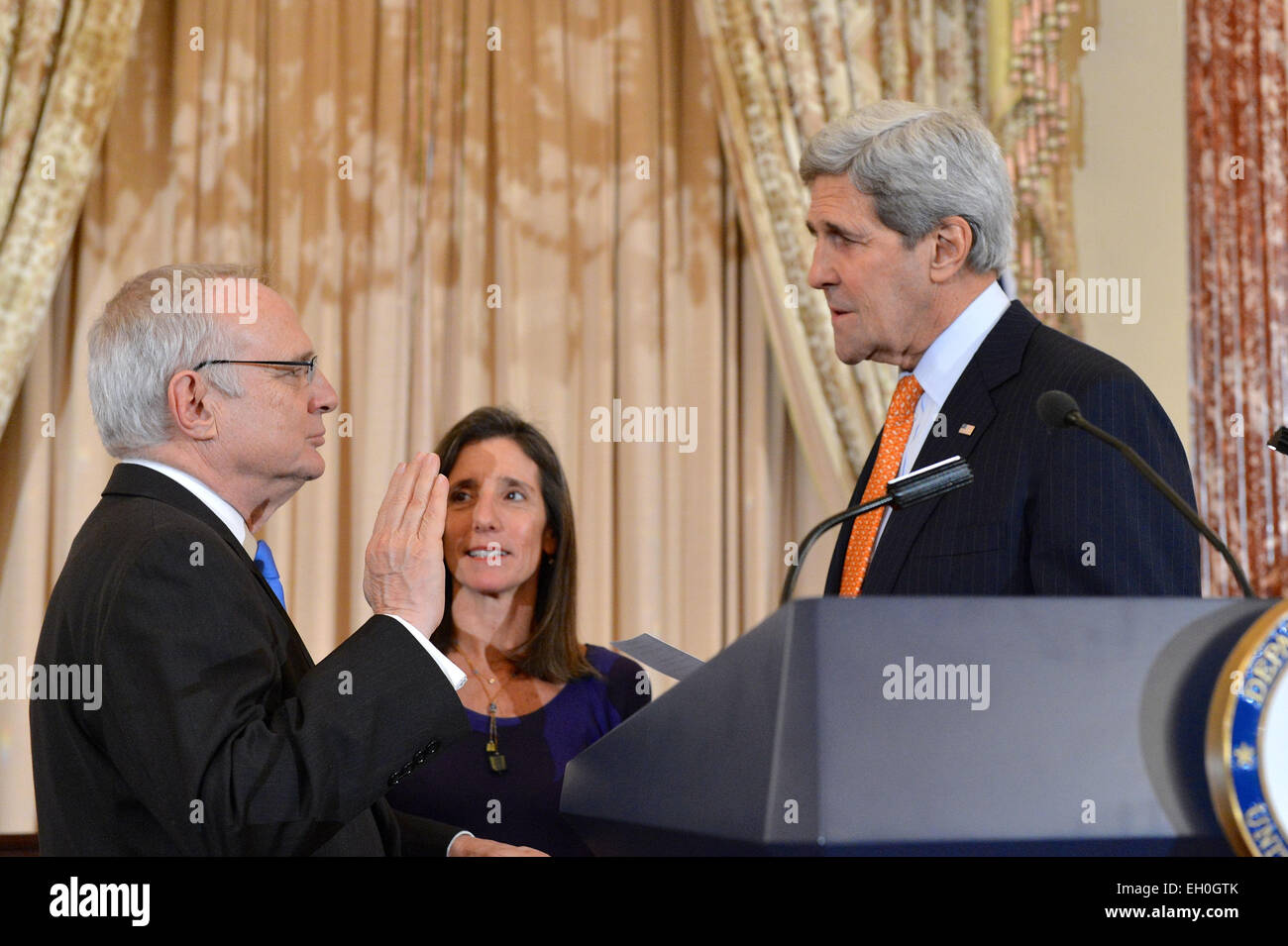 US-Außenminister John Kerry schwört in Rabbi David Saperstein als der neue Botschafter-at-Large für internationale religiöse Zeremonie an das US-Außenministerium in Washington, D.C., am 20. Februar 2105. Stockfoto