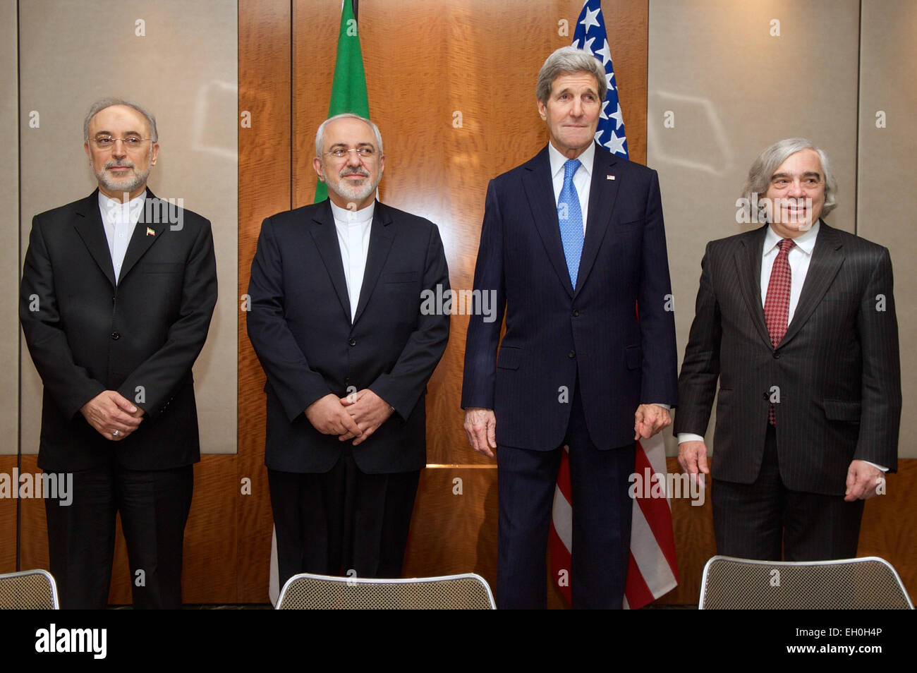 US-Außenminister John Kerry und iranischen Außenminister Javad Zarif stehen mit Dr. Ali Akbar Salehi, der Vizepräsident des Iran für Atomenergie und Präsident der Atomic Energy Organization of Iran, ganz links, und US-Energie-Staatssekretär Dr. Ernest Moniz, ganz rechts, am 23. Februar 2015, in Genf, Schweiz, bevor eine Diskussion über die Zukunft des Irans nukleare Programm. Stockfoto