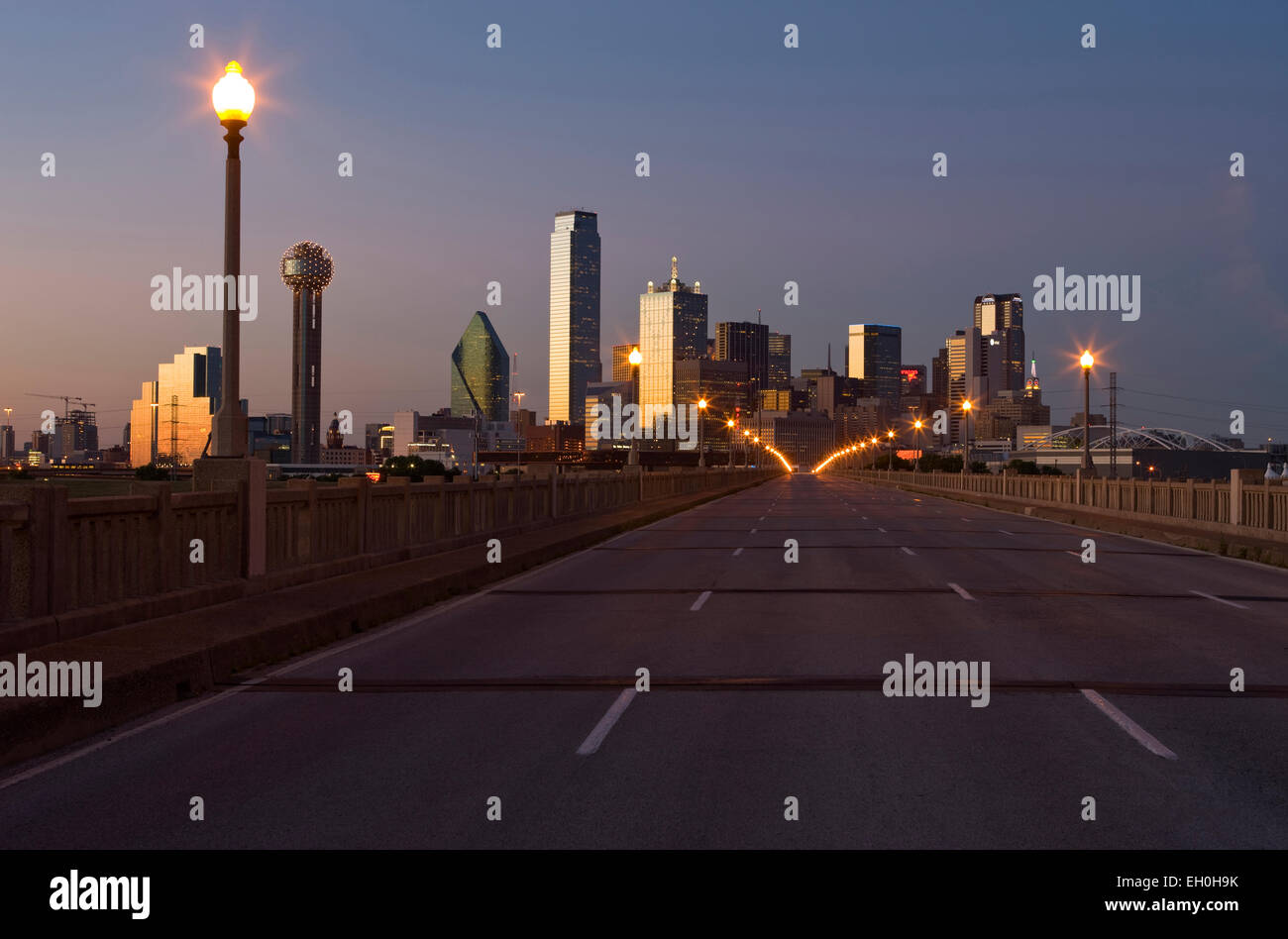 2009 HISTORISCHE SKYLINE DER INNENSTADT VON CORINTH STREET VIADUCT DALLAS TEXAS USA Stockfoto