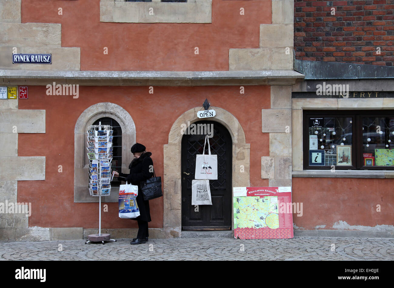 Touristen kaufen Postkarten in der polnischen Stadt Breslau Stockfoto