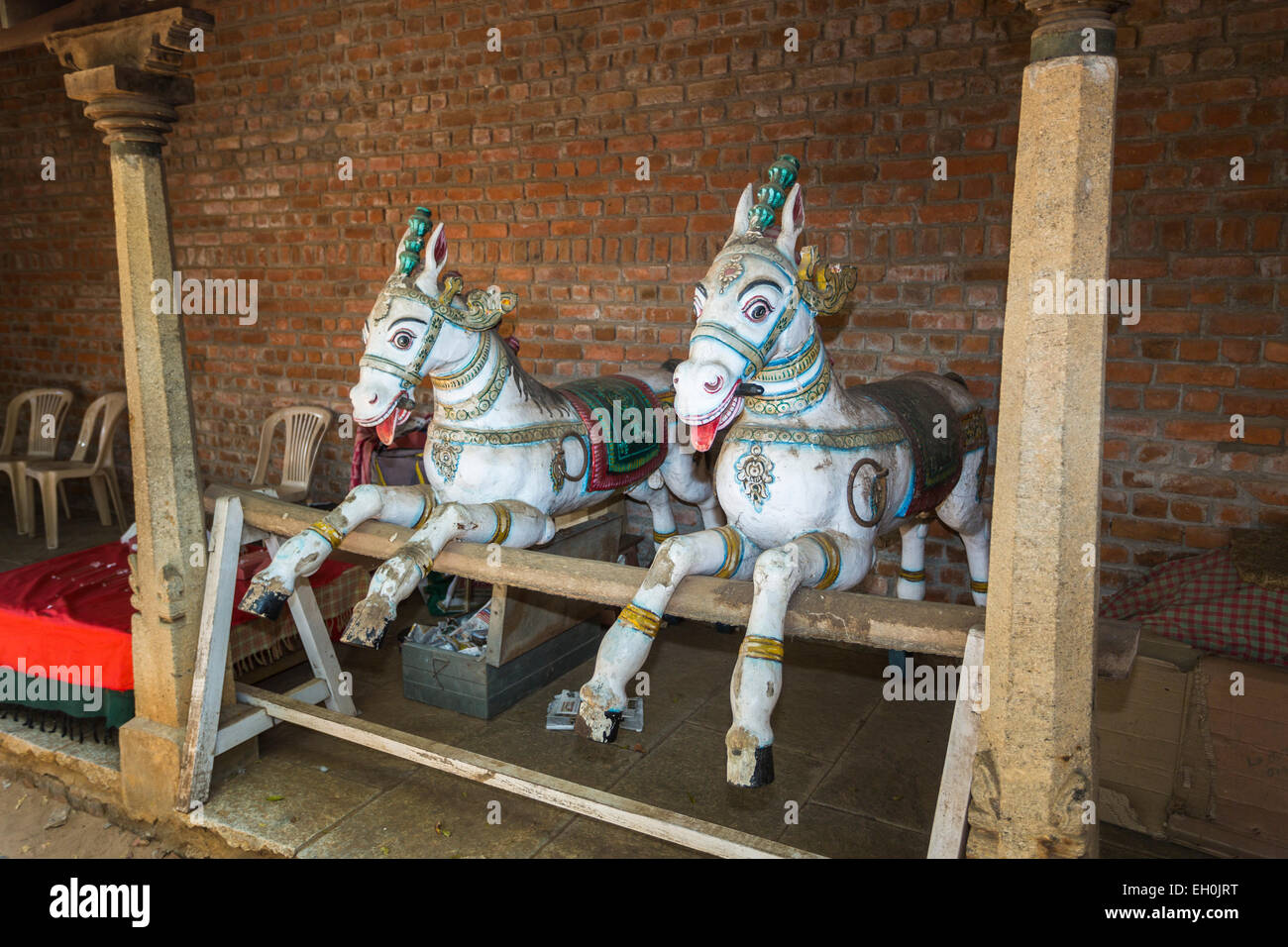Bemalte hölzerne Pferde auf Anzeige an DakshinaChitra Heritage Museum ein beliebter Süden Indiens Kultur Anziehung, in der Nähe von Chennai, Tamil Nadu, Südindien Stockfoto