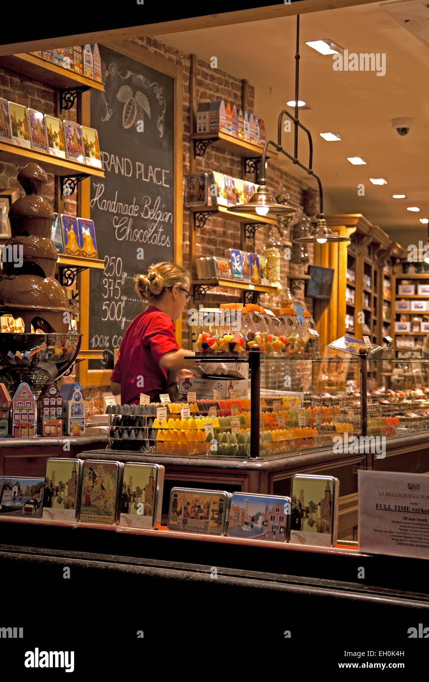 Belgien-Schokolade ist in ganz Europa berühmt, und zahlreiche Geschäfte in Brügge sind spezialisiert auf diese Behandlung. Stockfoto