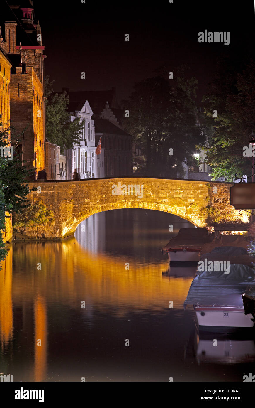 Nachtbeleuchtung dramatisiert eines alten Brücken dieser mittelalterlichen Stadt. Stockfoto