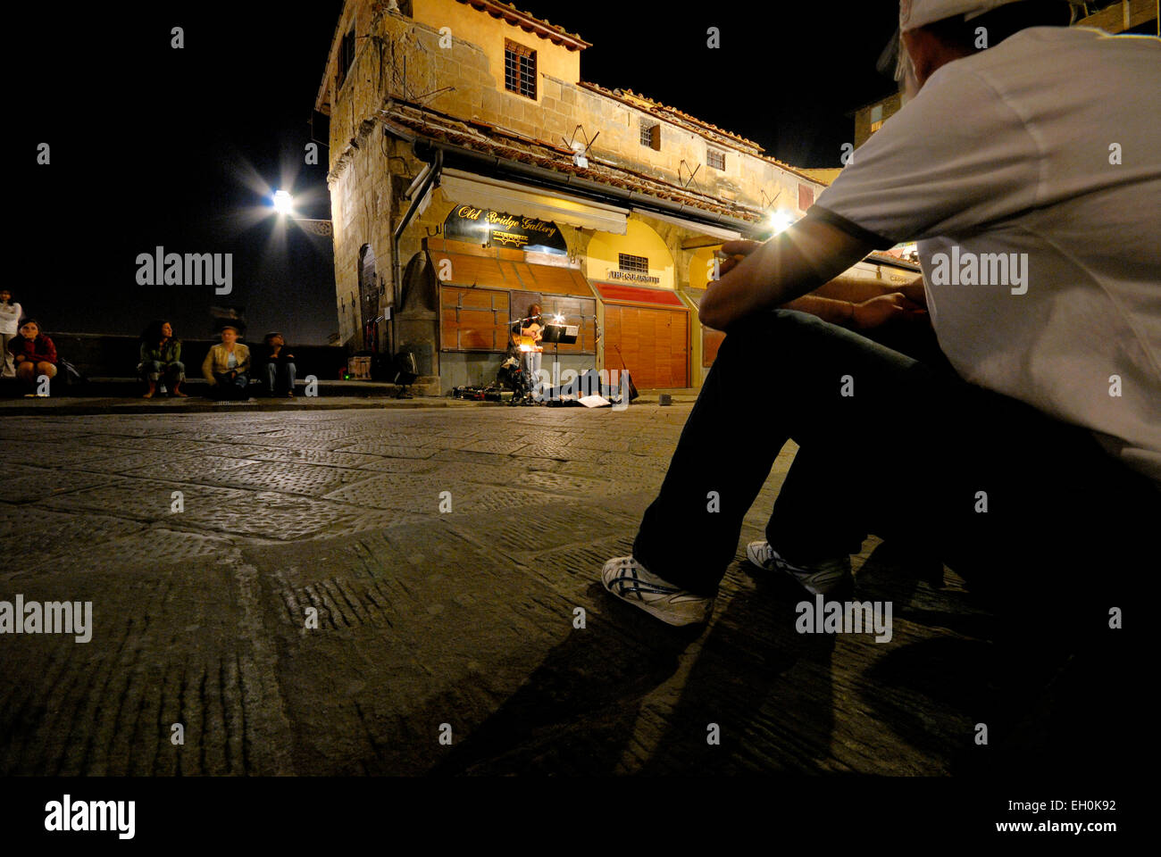 Straßenperformance mit Publikum auf Brücke Ponte Vecchio, die berühmte Brücke über den Fluss Arno, Florenz, Toskana, Italien Stockfoto