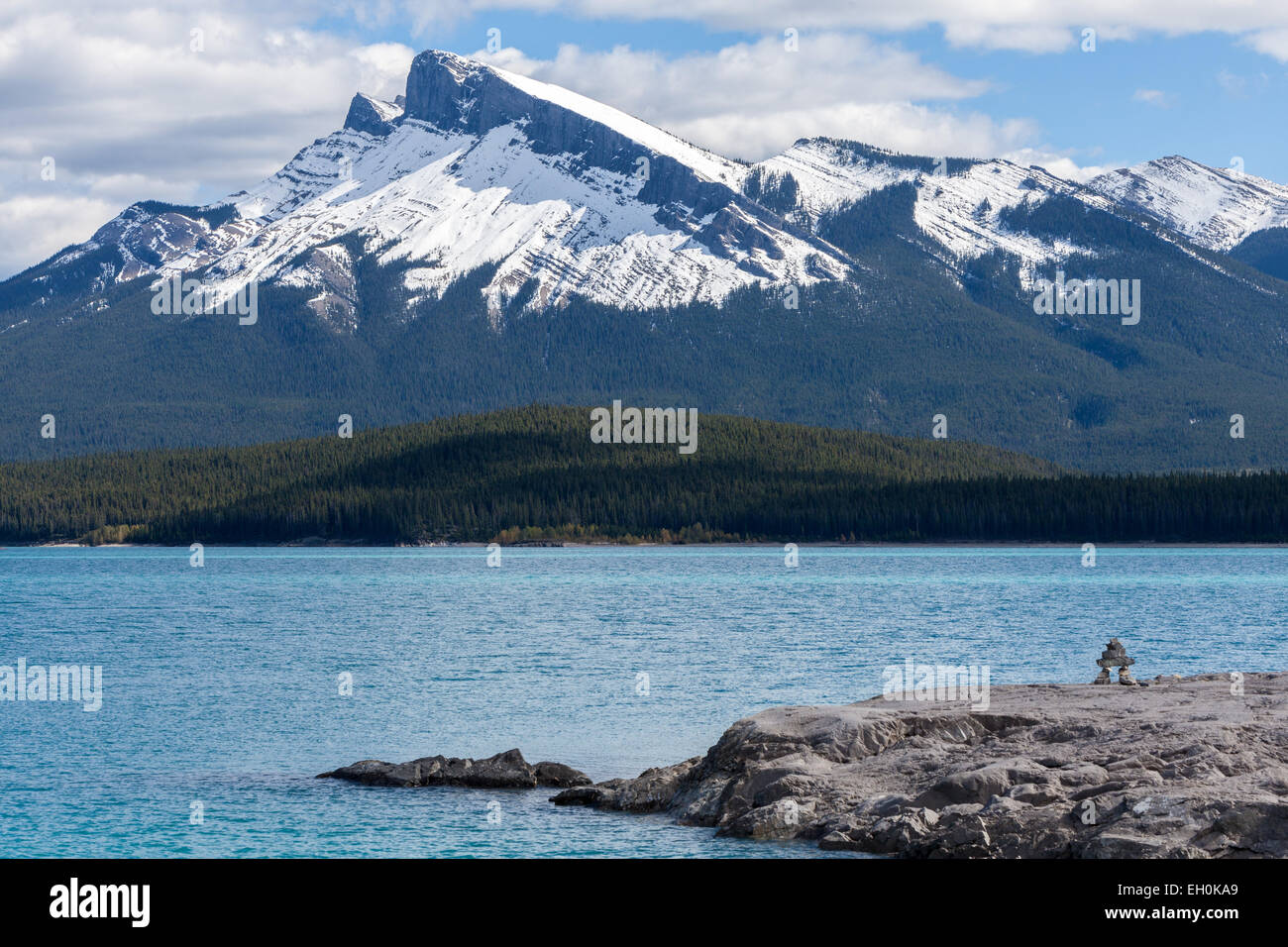 In der Nähe des David Thompson Highway liegt ein Inukshuk auf den Felsen mit Blick auf Krista Peak in den Rocky Mountains, Alberta Stockfoto