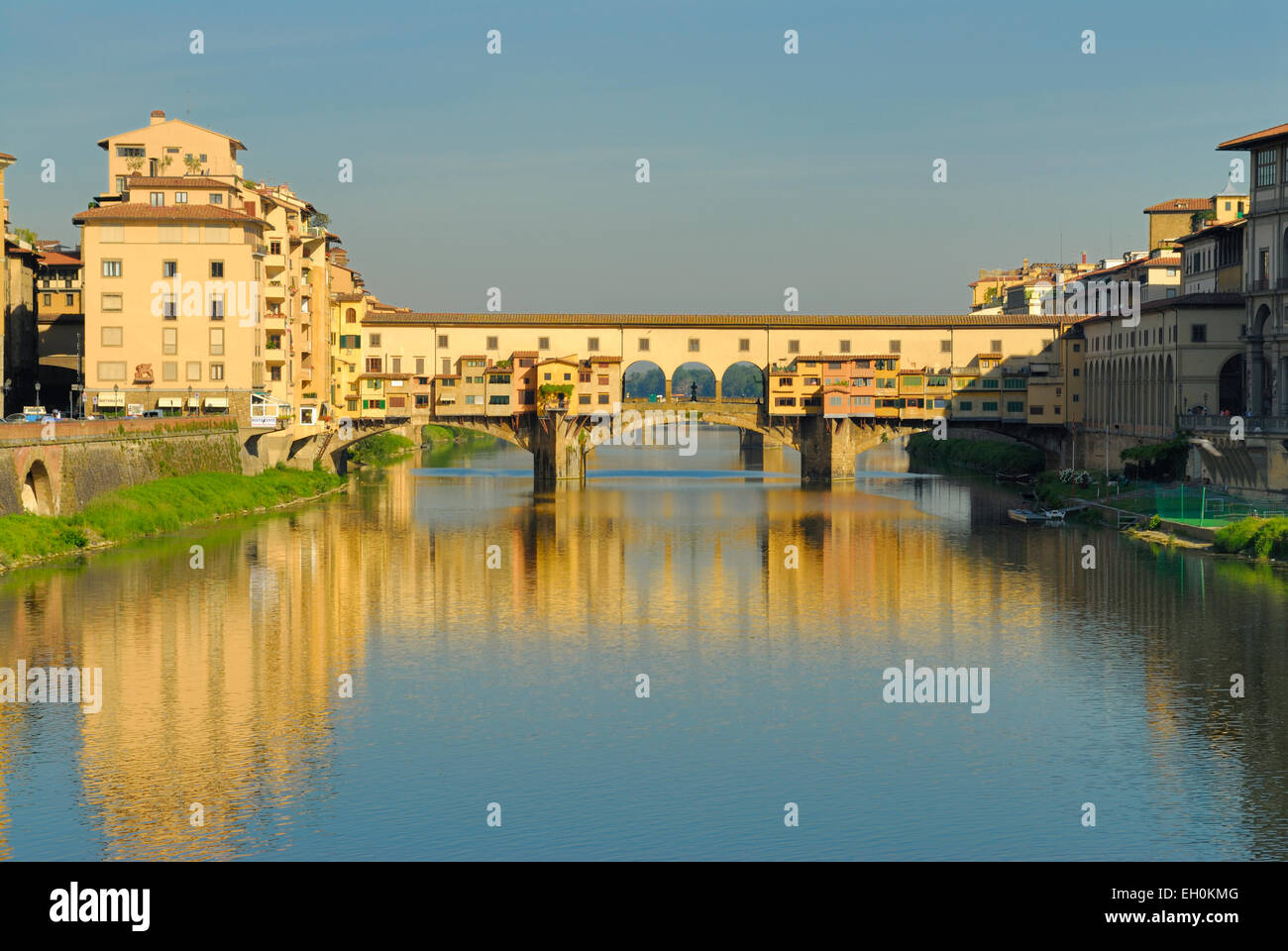 Ponte Vecchio in der Dämmerung - eine berühmte Brücke über den Fluss Arno, Florenz, Toskana, Italien Stockfoto