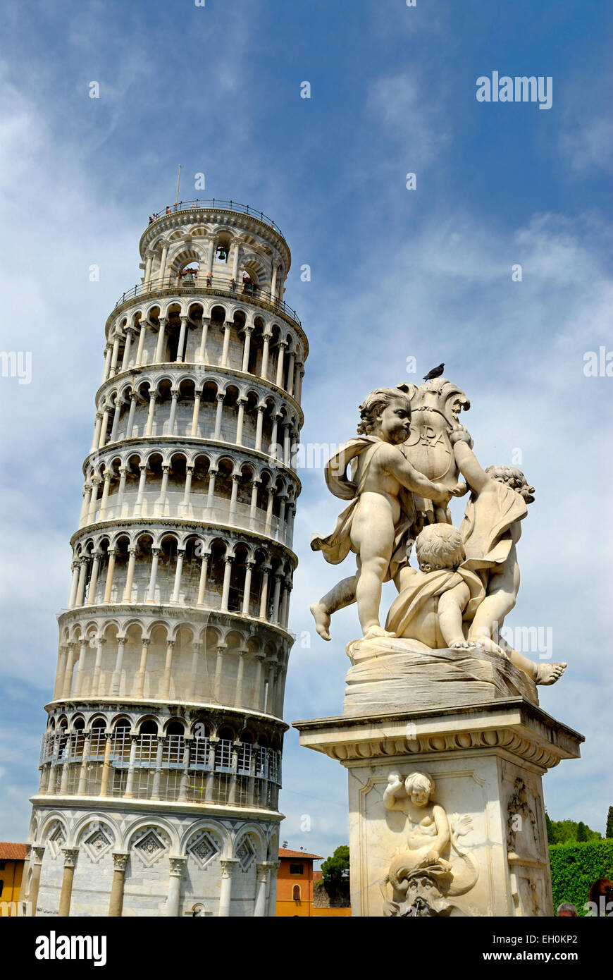 Schiefe Turm von Pisa mit Statue, Pizza del Miracoli, Pisa, Italien