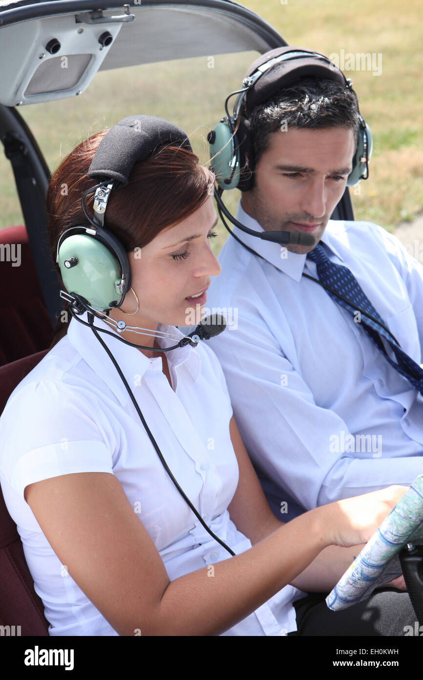 Frau, die Einstellung eines Flugplans in einem offenen cockpit Stockfoto