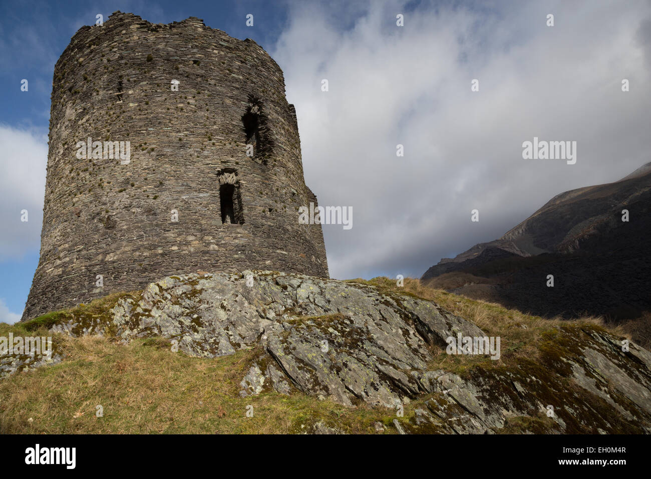 Dolbadarn, Schloss der walisischen Fürsten, stehend auf einer felsigen Anhöhe im Snowdonia National Park, Wales. Stockfoto