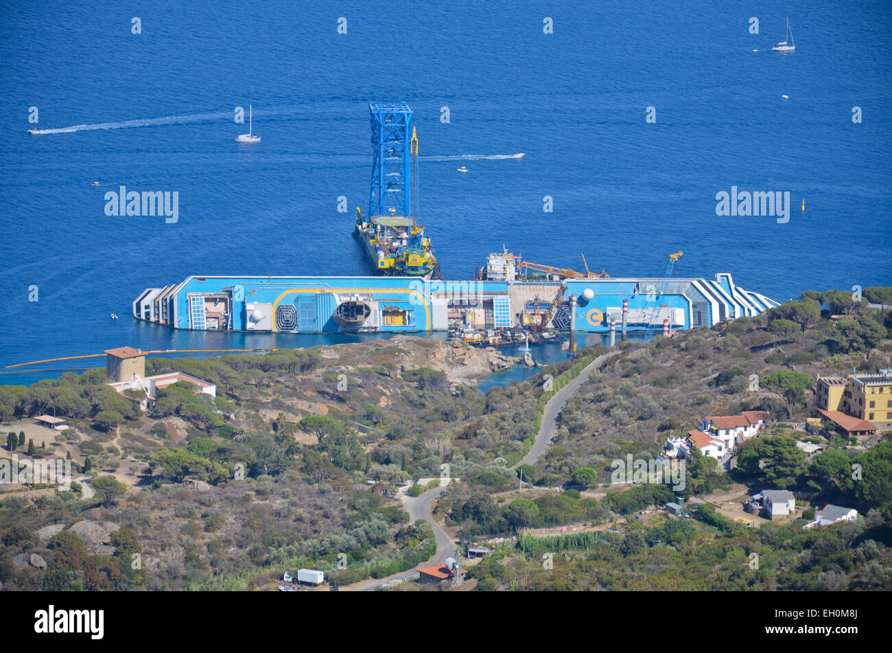 Wiederherstellung eines Kreuzfahrtschiffes, die zwischen den Felsen gestrandet Stockfoto