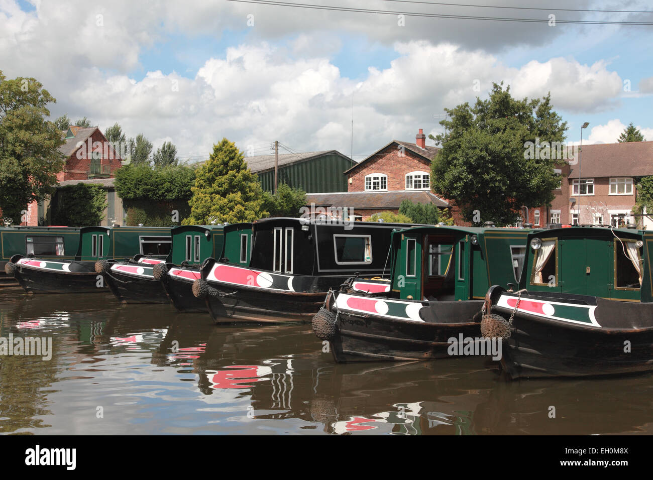 Ein Boot mieten um Narrowboat Urlaubsbegleitung Anglo-Waliser Kanal gehörenden vertäut an ihrer Basis am Great Haywood in Staffordshire Stockfoto