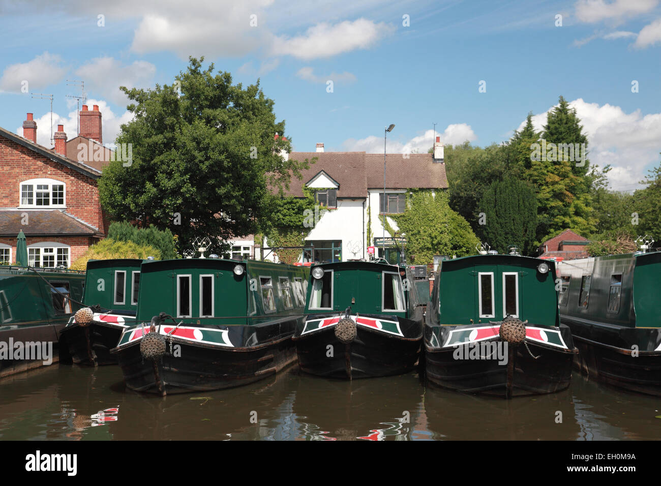 Ein Boot mieten um Narrowboat Urlaubsbegleitung Anglo-Waliser Kanal gehörenden vertäut an ihrer Basis am Great Haywood in Staffordshire Stockfoto