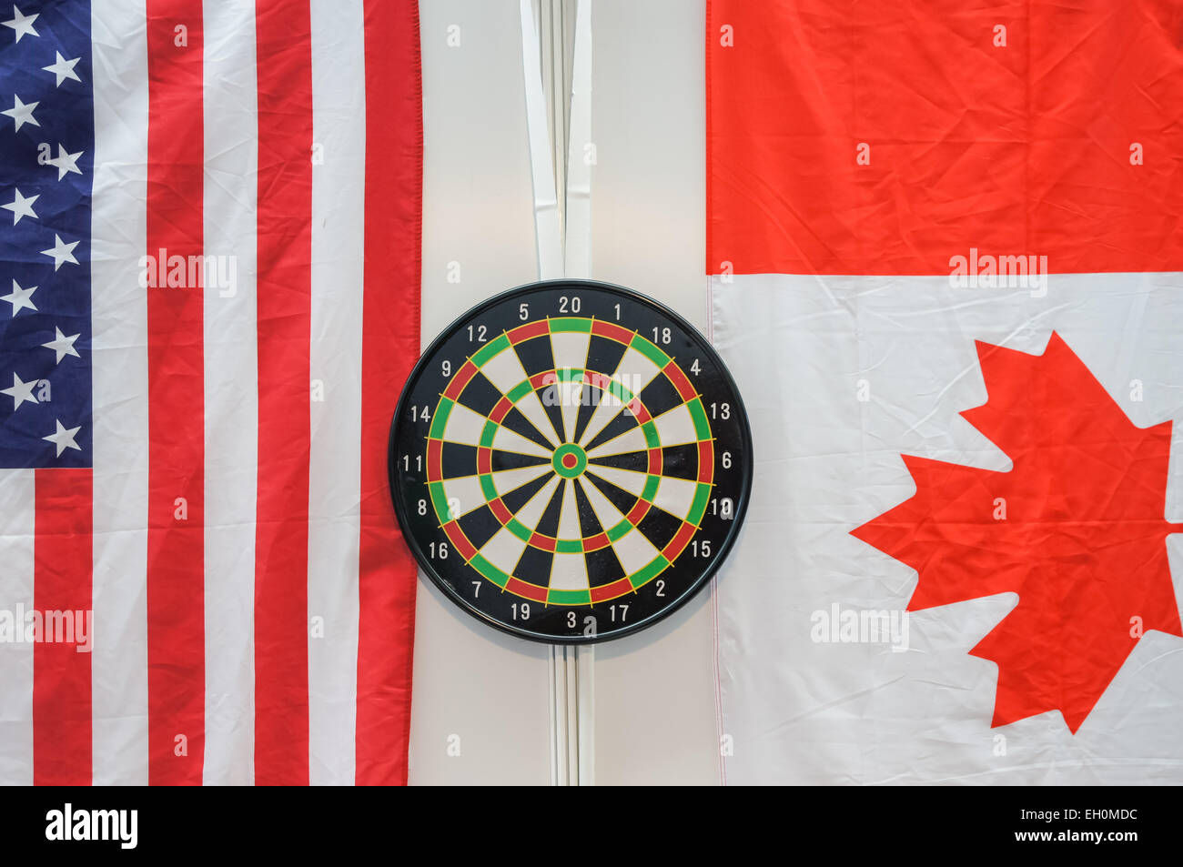 Dartscheibe mit kanadischen und amerikanischen Flagge Flagge Stockfoto