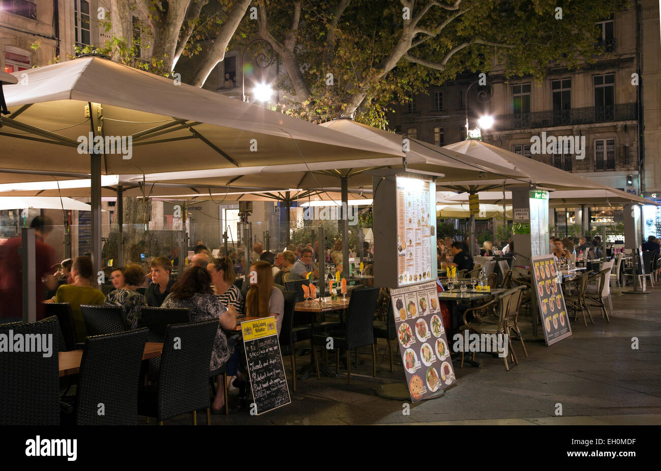 Cafés säumen die Place de l ' Horloge in Avignon, Frankreich. Stockfoto