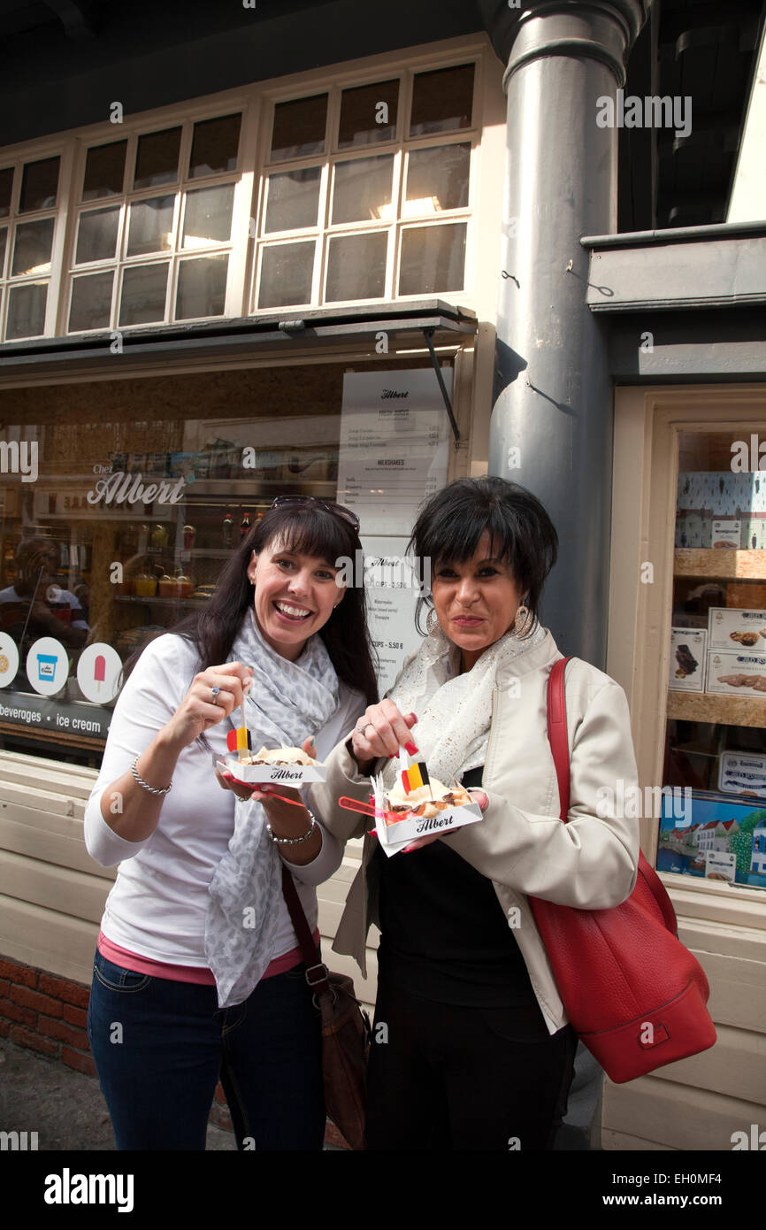 Was wäre die logische Snack in Brügge? Belgische Waffeln, natürlich. Dawna Miller (links) und ihre Mutter, Wanda Lawless, kann nicht Stockfoto