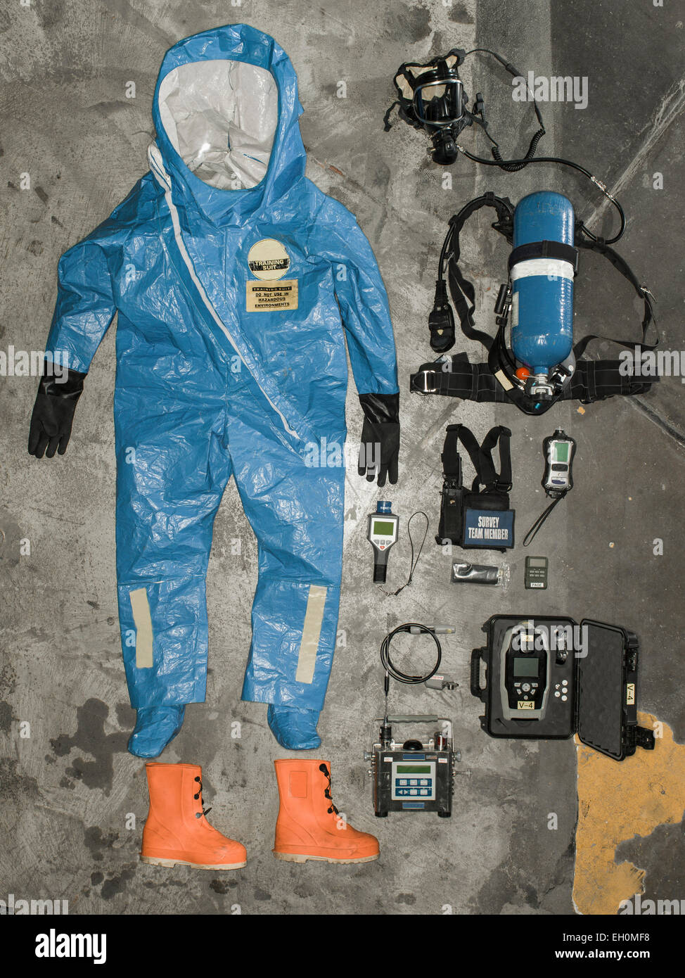 Radioaktive Strahlung Anzug und Zubehör hängt an der Wand. Stockfoto