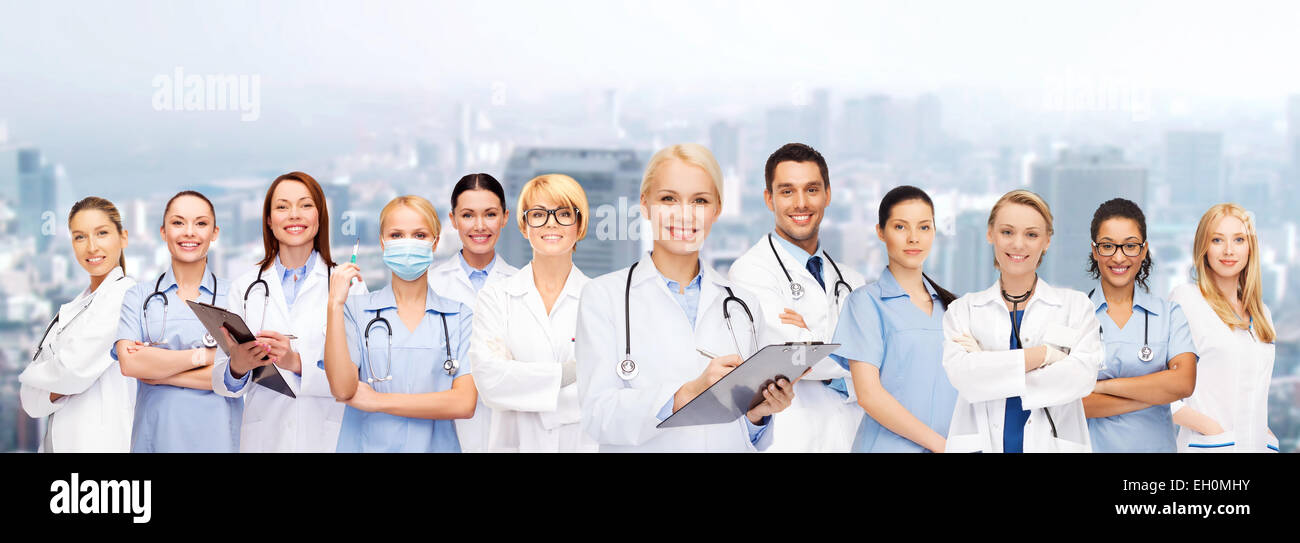 lächelnd Ärztinnen und Krankenschwestern mit Stethoskop Stockfoto