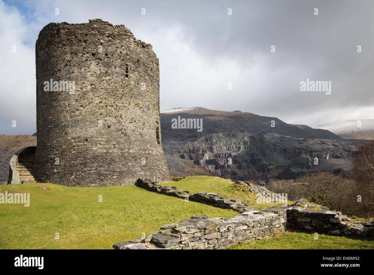 Dolbadarn Burg, Snowdonia, mit dem alten Dinorwig Schiefer-Steinbruch in der Ferne Stockfoto