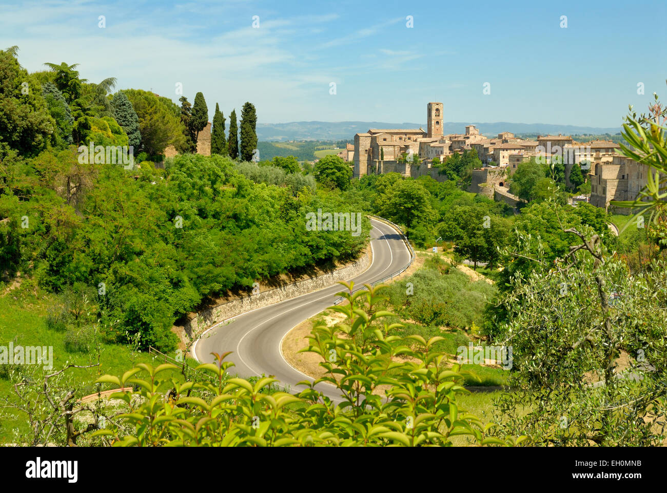 Kurvenreiche Straße führt nach Colle di Val d ' Elsa, Toskana, Italien Stockfoto