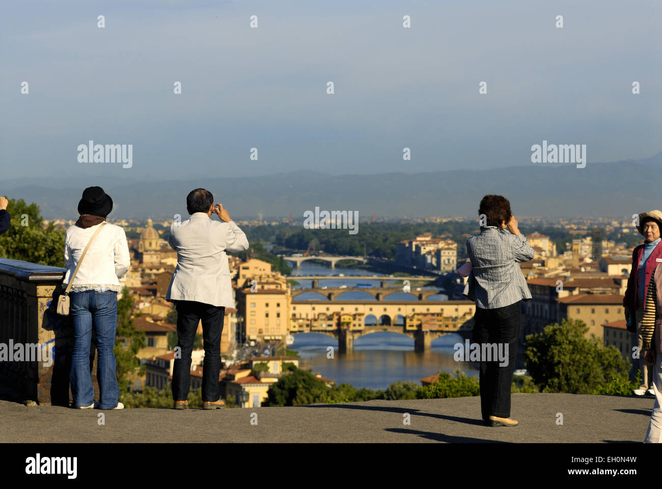 Arno und Ponte Vecchio Brücke im Morgengrauen (Blick vom Piazzale Michelangelo), Florenz, Toskana, Italien Stockfoto