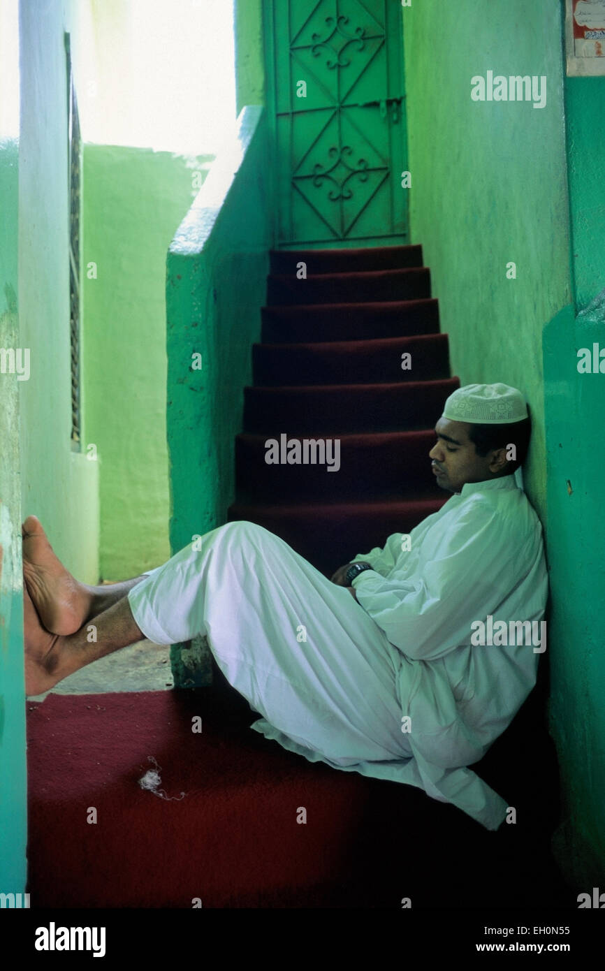Muslimischen Mann Nickerchen im Treppenhaus, Lahore, Pakistan Stockfoto