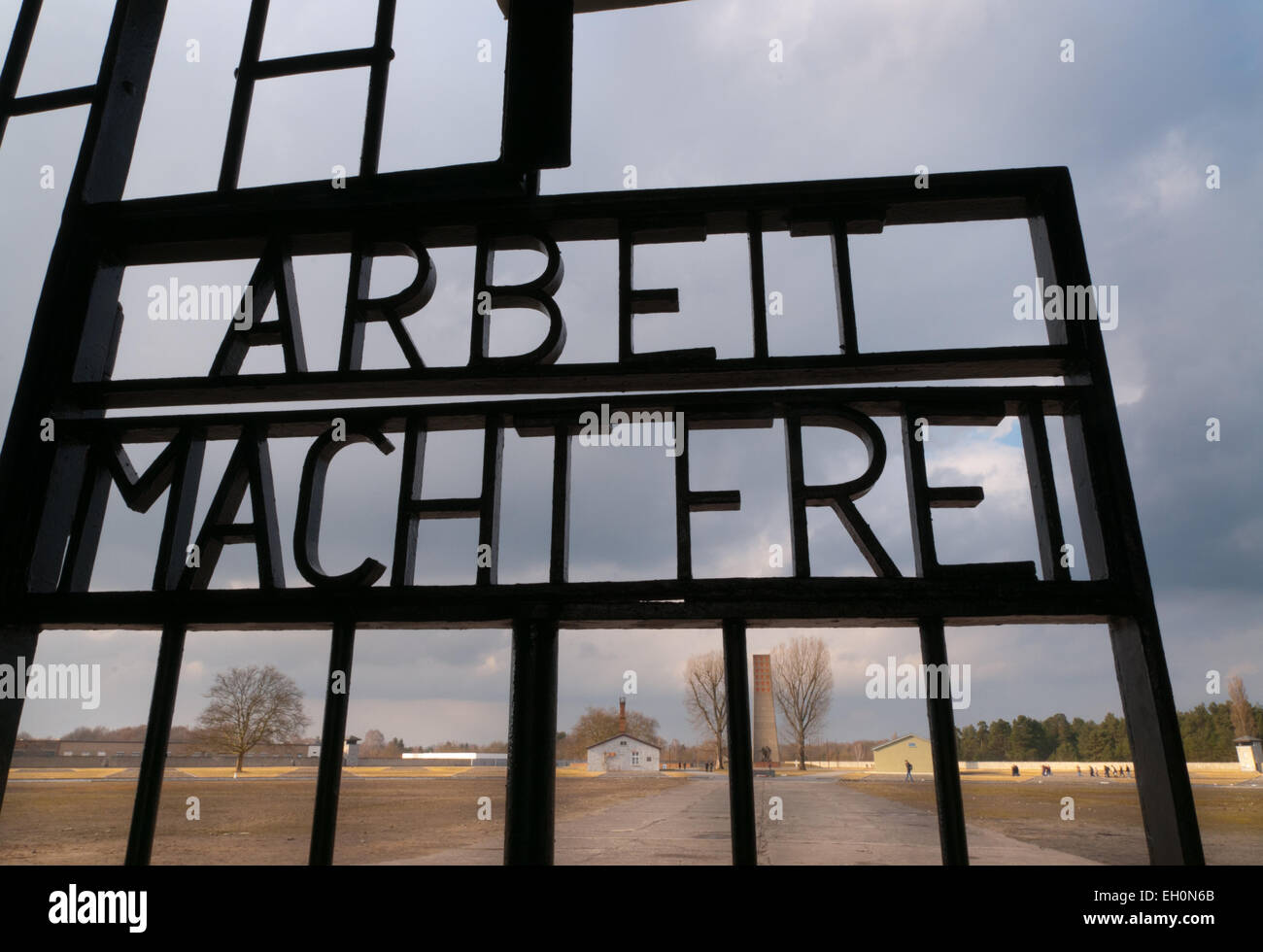 Arbeit Macht Frei-Schild an der KZ-Gedenkstätte Sachsenhausen, Oranienburg, Deutschland Stockfoto