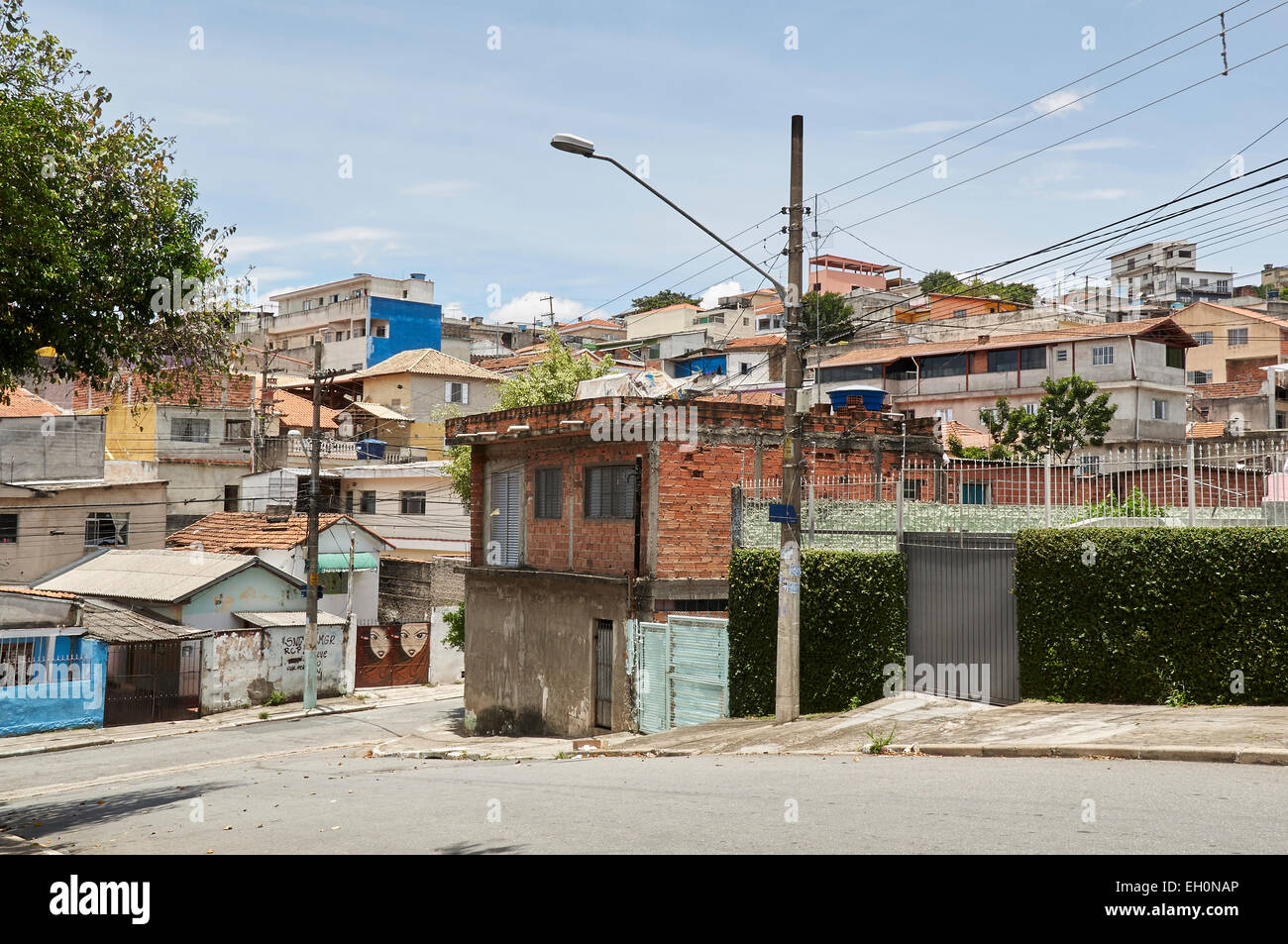 Armut in den Favelas von Sao Paulo Stadt. Illegale und fragile Konstruktionen in Hügel. Stockfoto