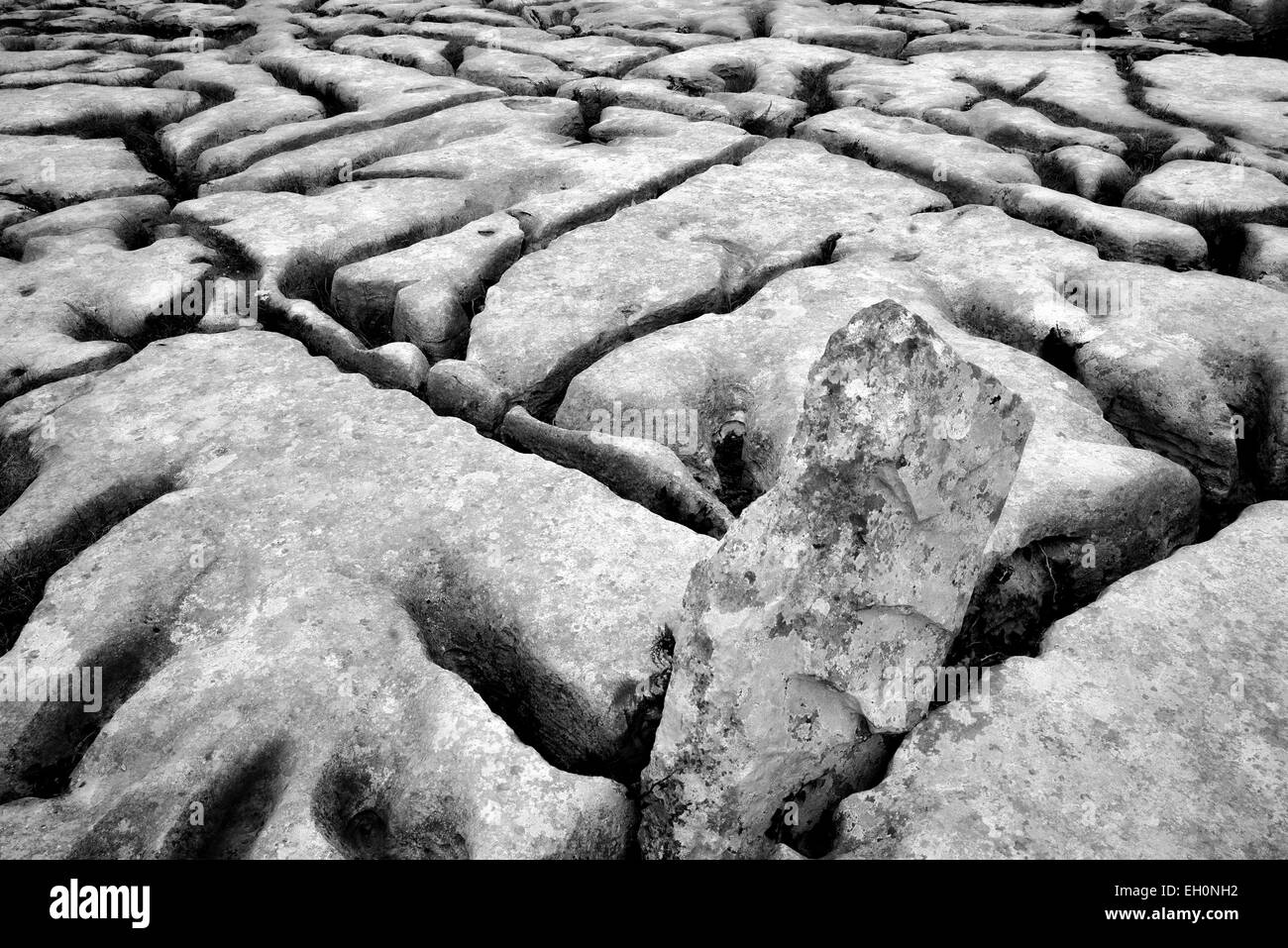 Karst-Rock-Formation in der Nähe der megalithische Grabstätte genannt Poulnabrone. Der Burren, Irland Stockfoto