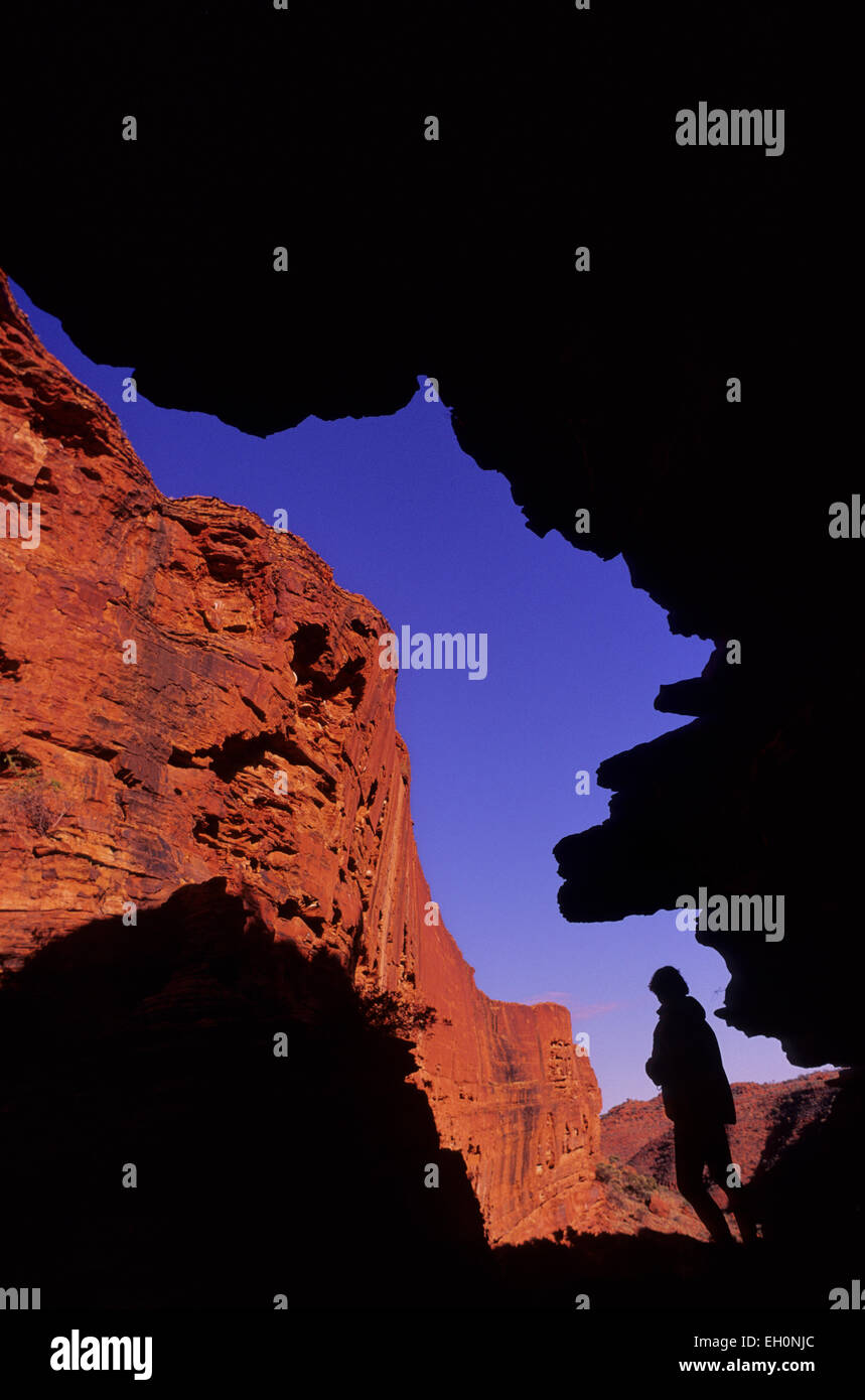 Touristen auf einem Felsvorsprung über Kings Canyon, Northern Territory, Australien Stockfoto