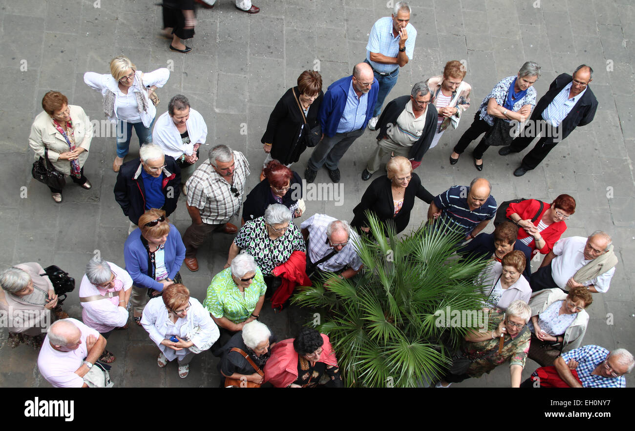 Gruppe von älteren Touristen auf geführte Tour durch das gotische Viertel, Barcelona von oben gesehen Stockfoto