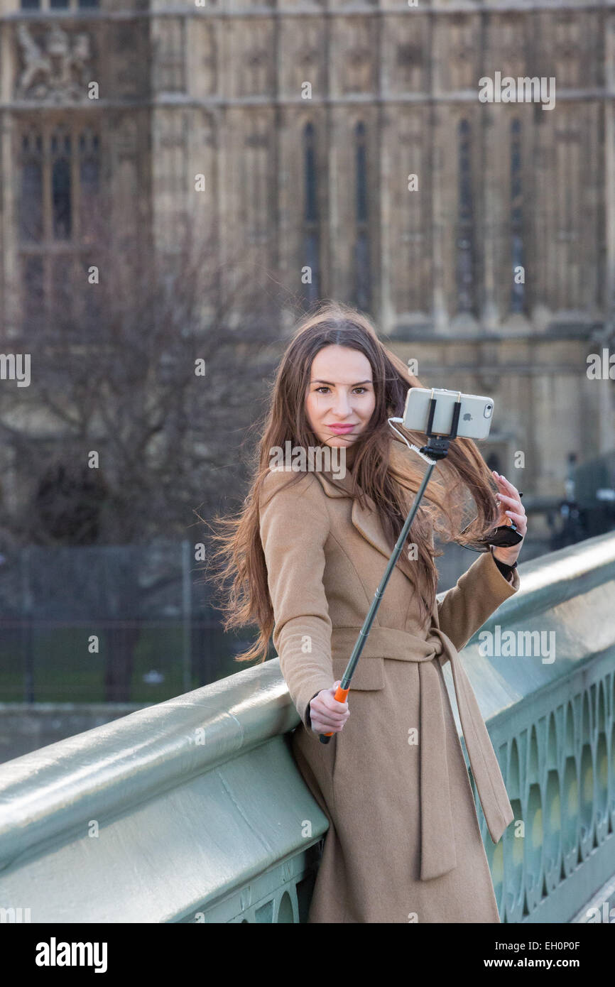 Tourist in London nimmt eitel Selbstportrait von sich selbst mit einem Selfie-stick Stockfoto