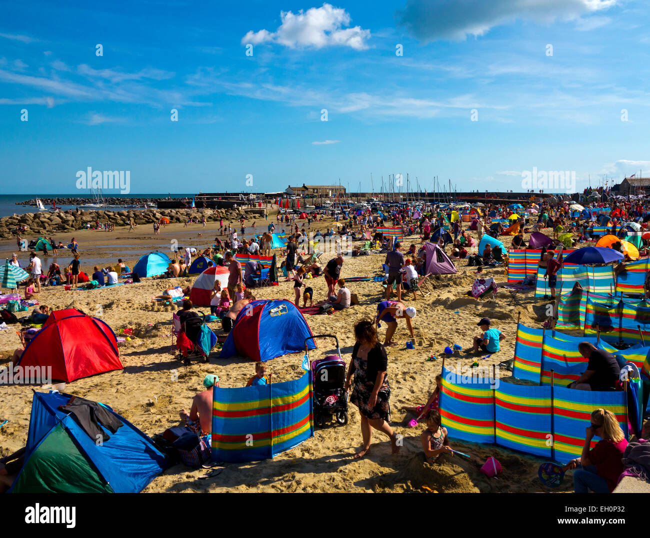 Der Strand bei Lyme Regis ein beliebter Badeort an der Jurassic Coast Dorset Süd-West England UK Stockfoto